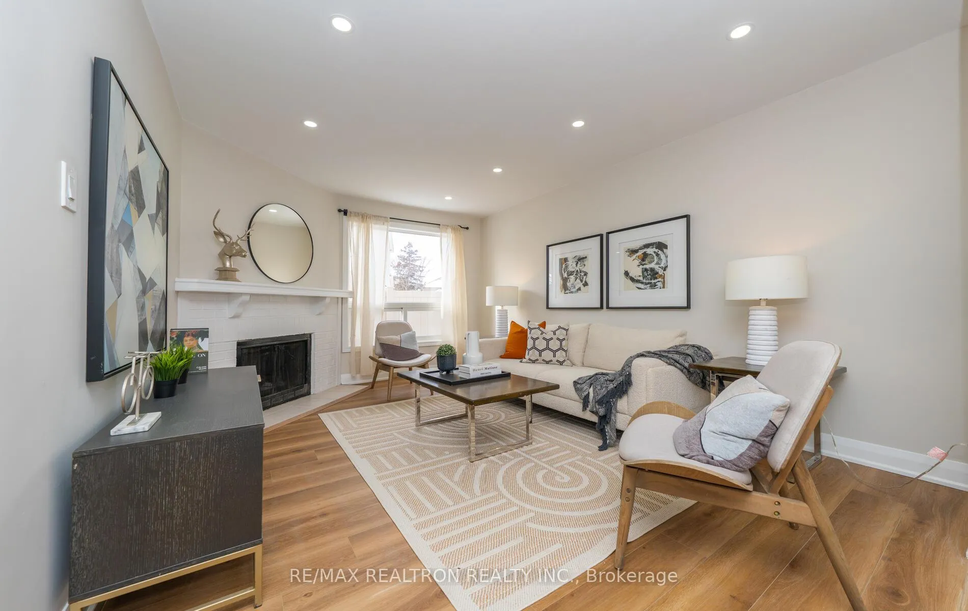 Photo 4 of 110 Lisa Crescent, Vaughan, Crestwood-Springfarm-Yorkhill — HOMEH