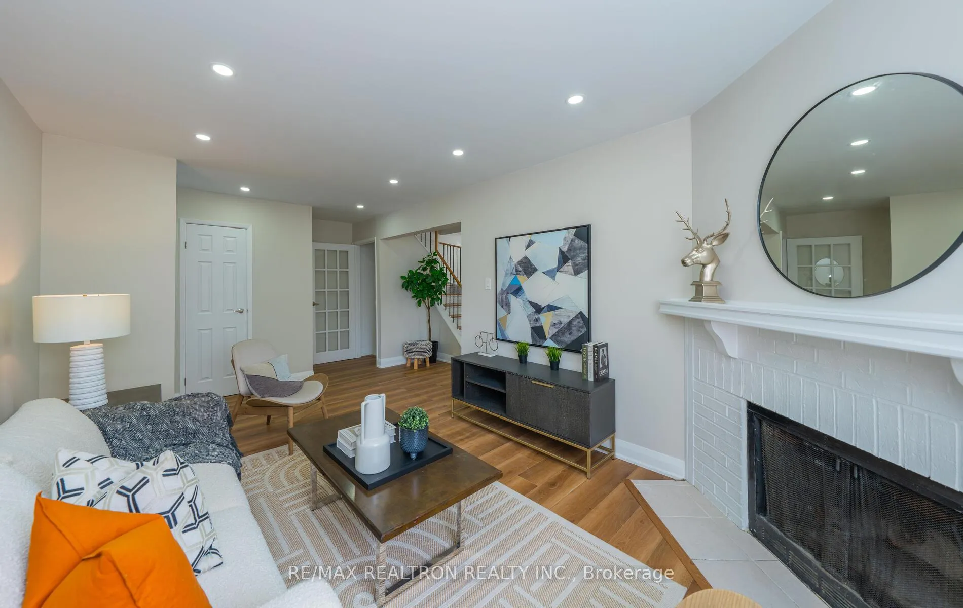 Photo 5 of 110 Lisa Crescent, Vaughan, Crestwood-Springfarm-Yorkhill — HOMEH
