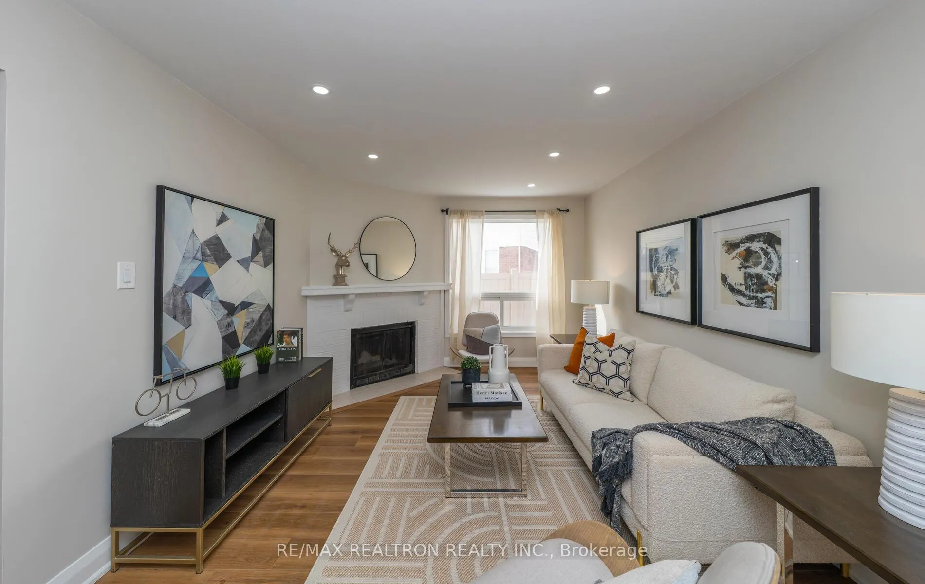 Photo 6 of 110 Lisa Crescent, Vaughan, Crestwood-Springfarm-Yorkhill — HOMEH