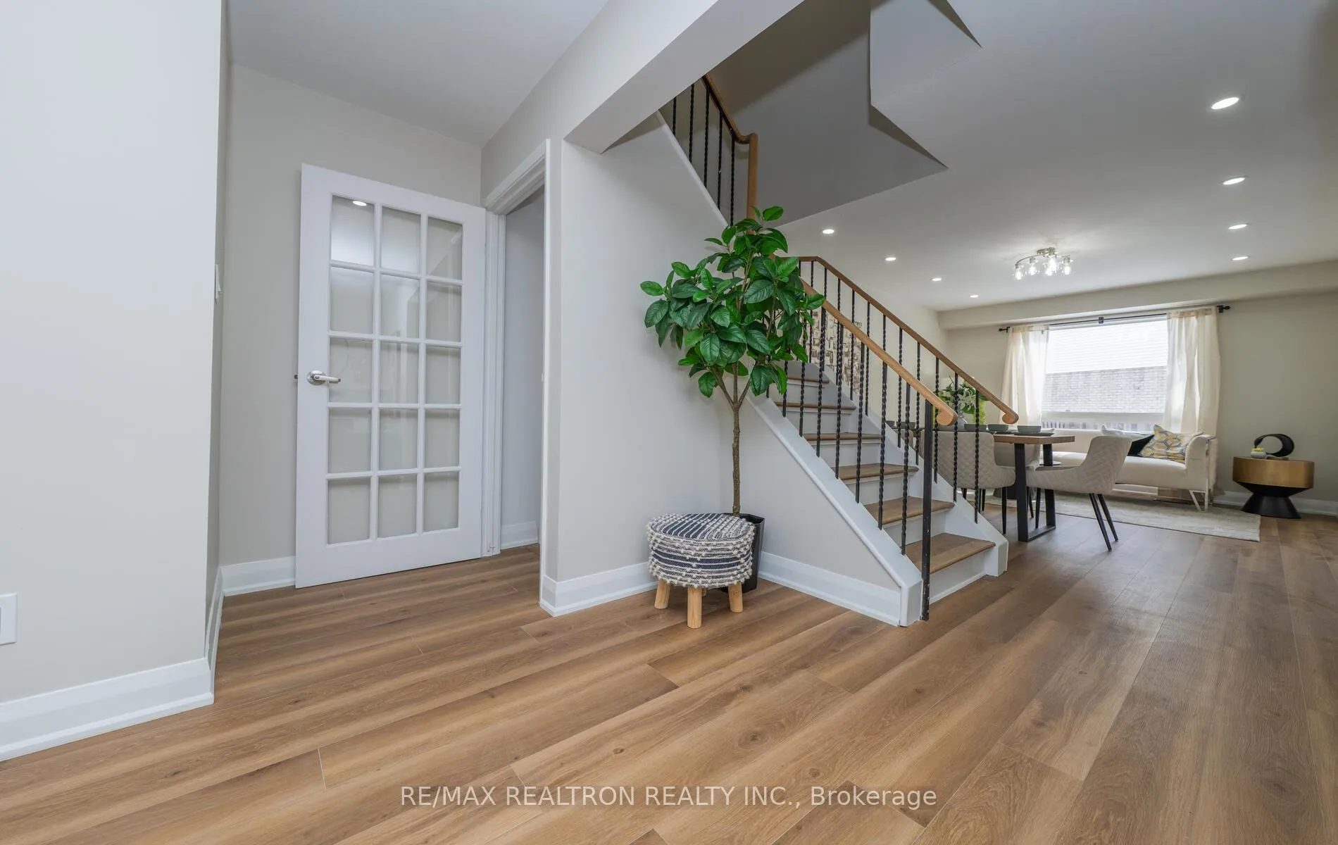 Photo 8 of 110 Lisa Crescent, Vaughan, Crestwood-Springfarm-Yorkhill — HOMEH