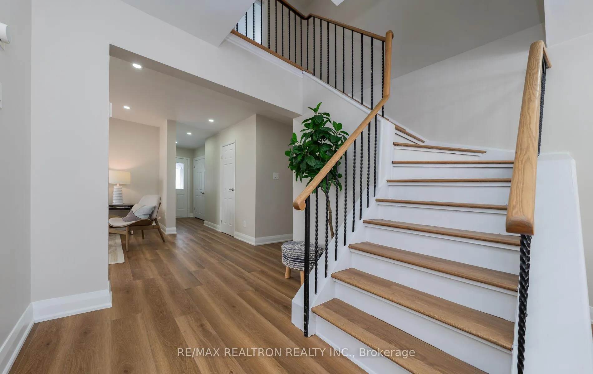 Photo 9 of 110 Lisa Crescent, Vaughan, Crestwood-Springfarm-Yorkhill — HOMEH