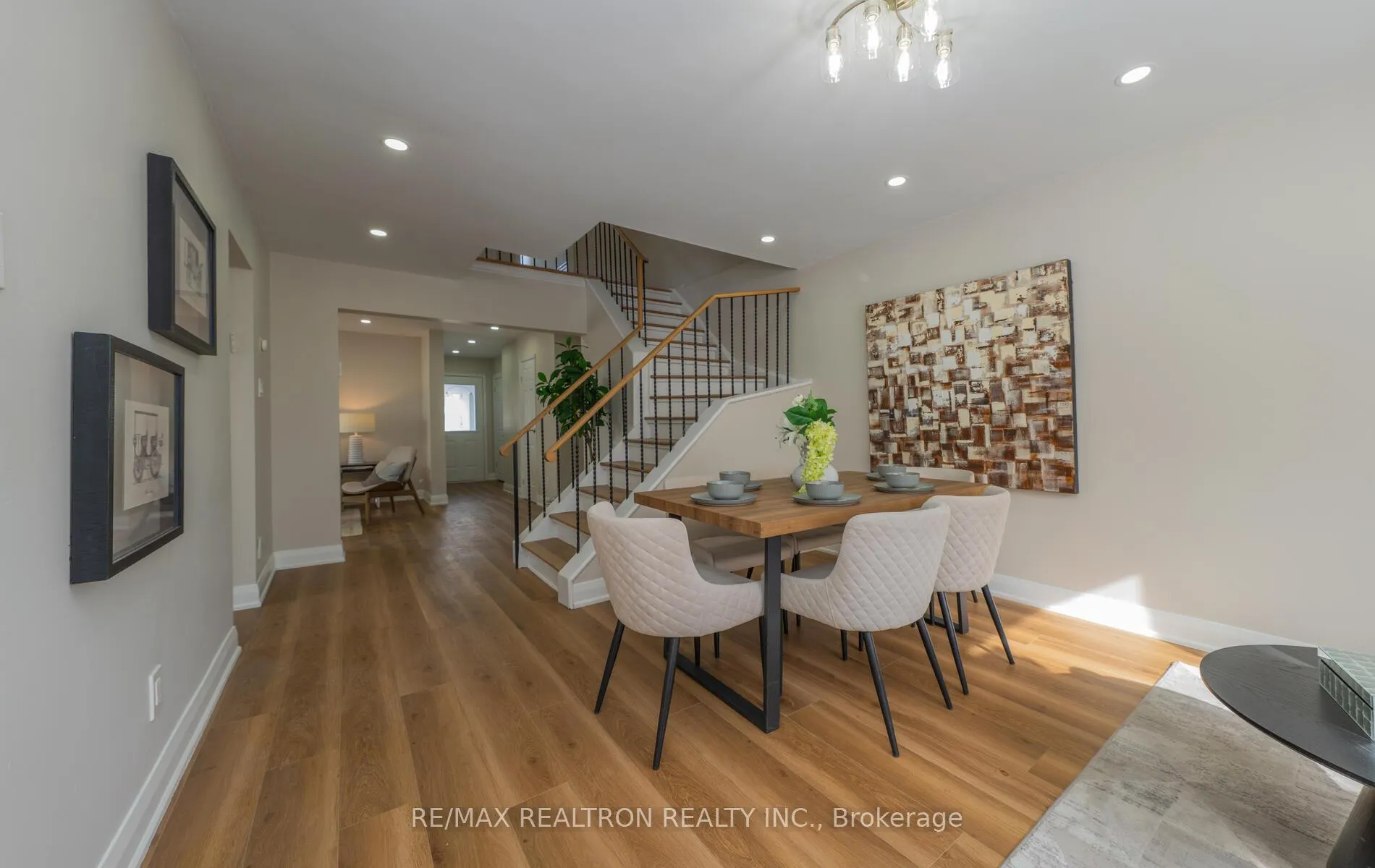 Photo 10 of 110 Lisa Crescent, Vaughan, Crestwood-Springfarm-Yorkhill — HOMEH
