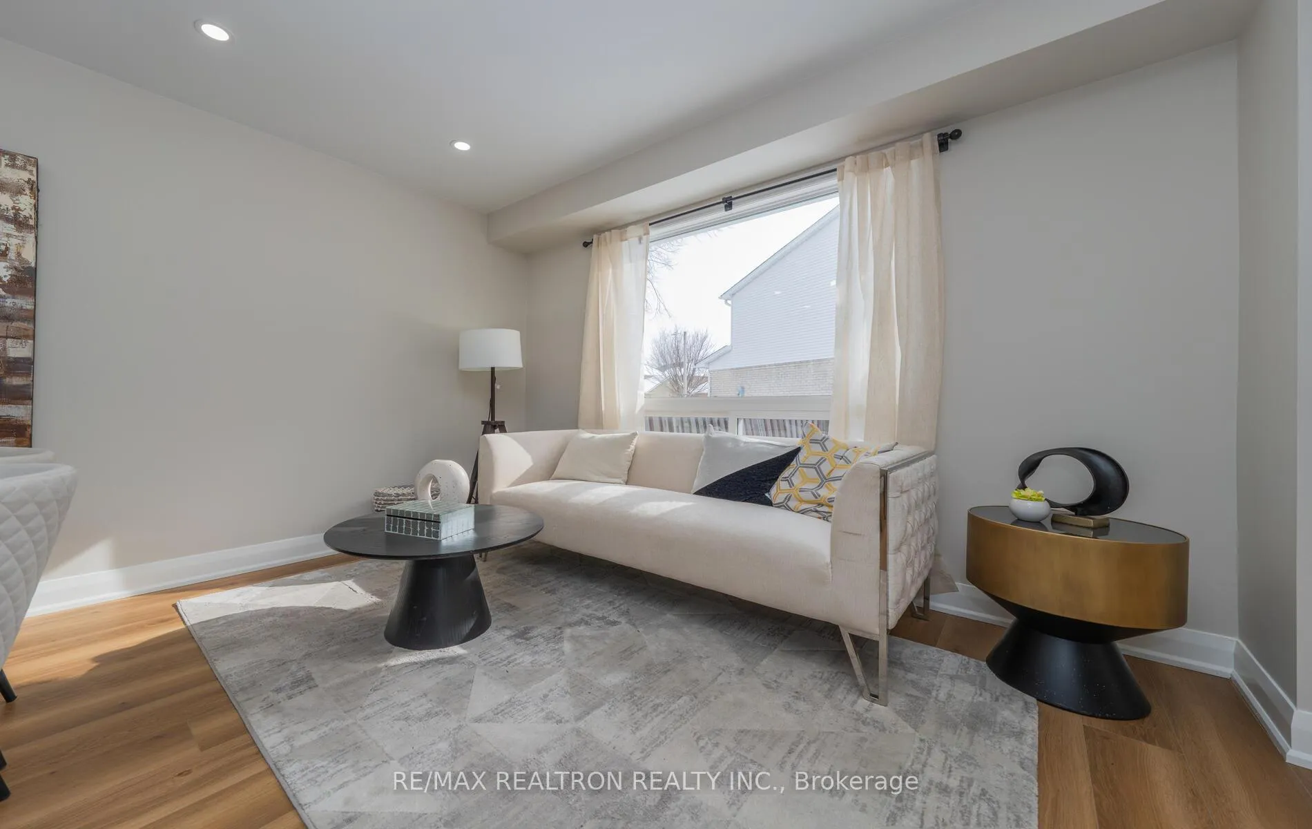 Photo 12 of 110 Lisa Crescent, Vaughan, Crestwood-Springfarm-Yorkhill — HOMEH