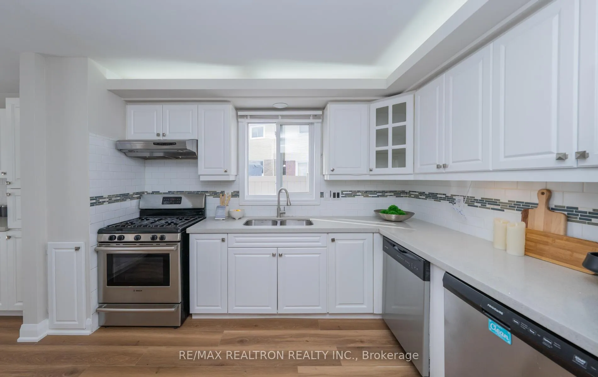 Photo 18 of 110 Lisa Crescent, Vaughan, Crestwood-Springfarm-Yorkhill — HOMEH