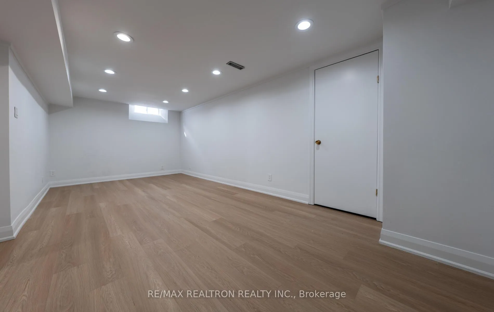 Photo 37 of 110 Lisa Crescent, Vaughan, Crestwood-Springfarm-Yorkhill — HOMEH
