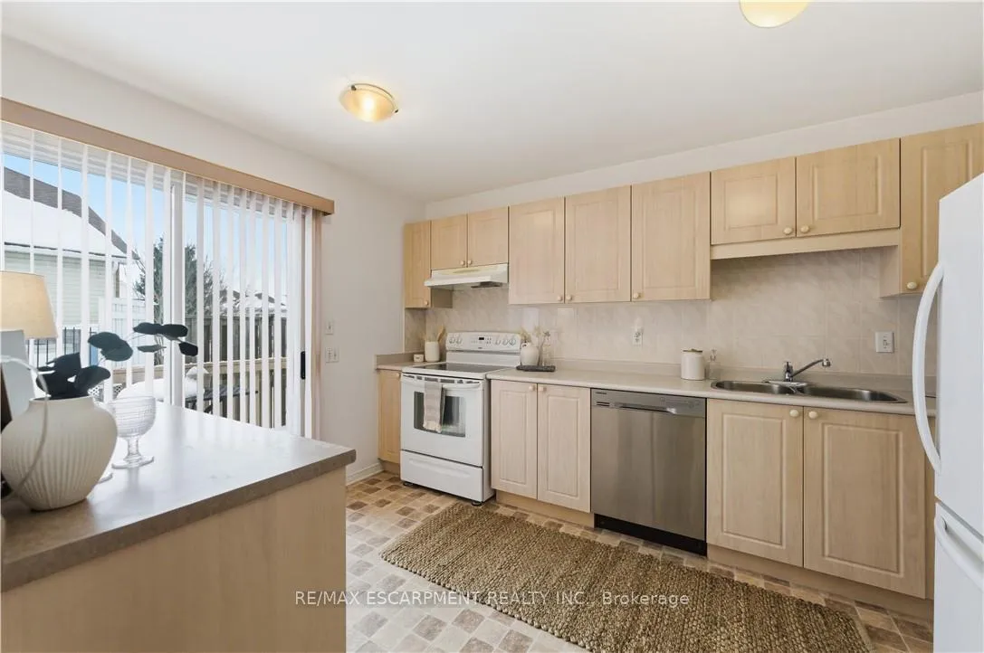 Photo 10 of 142 Silverbirch Avenue, Hamilton, Villages of Glancaster — HOMEH