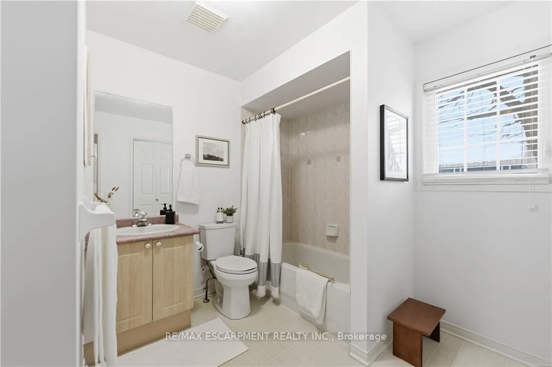 Photo 17 of 142 Silverbirch Avenue, Hamilton, Villages of Glancaster — HOMEH