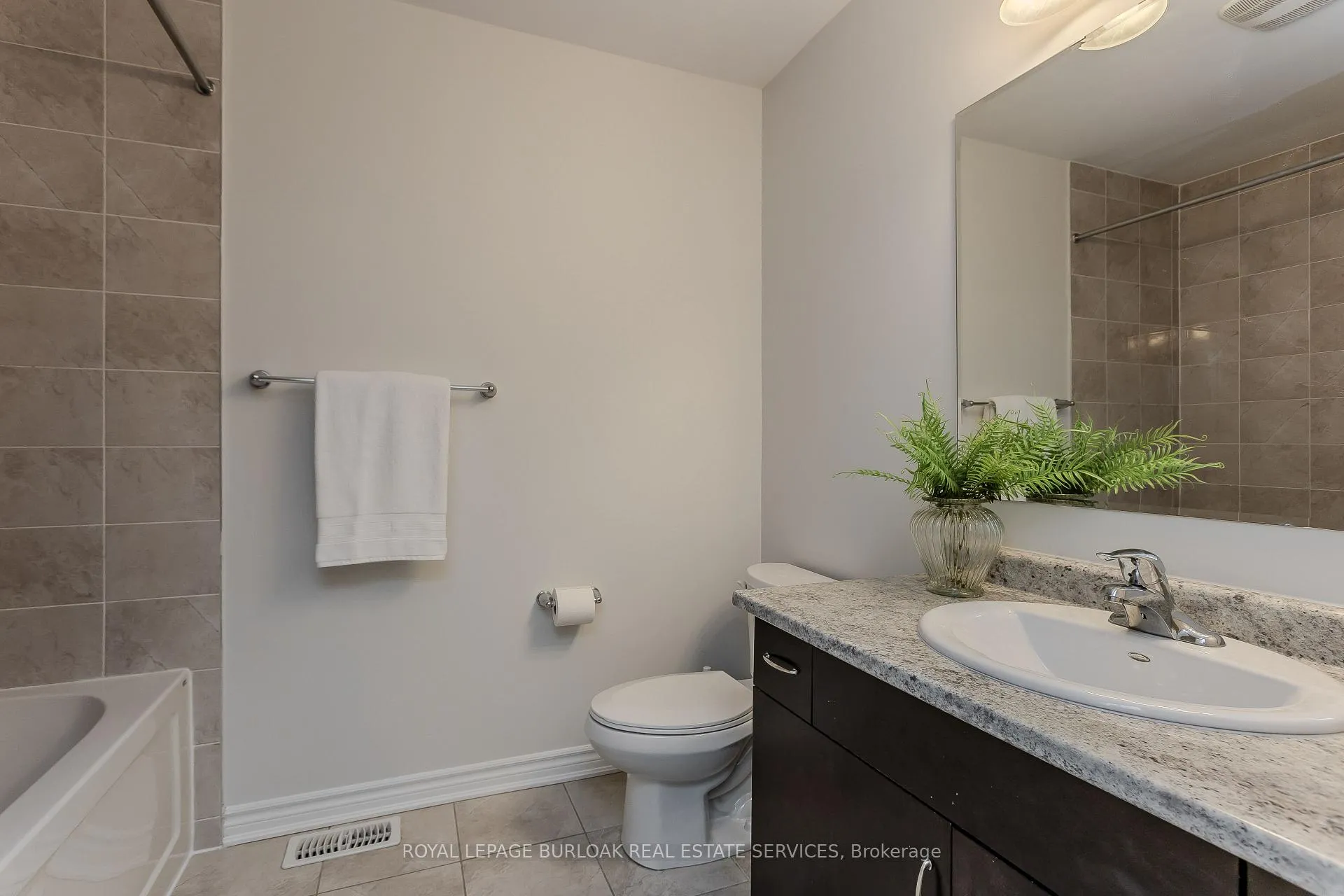 Photo 18 of 135 Mcmonies Drive, Hamilton, Waterdown — HOMEH