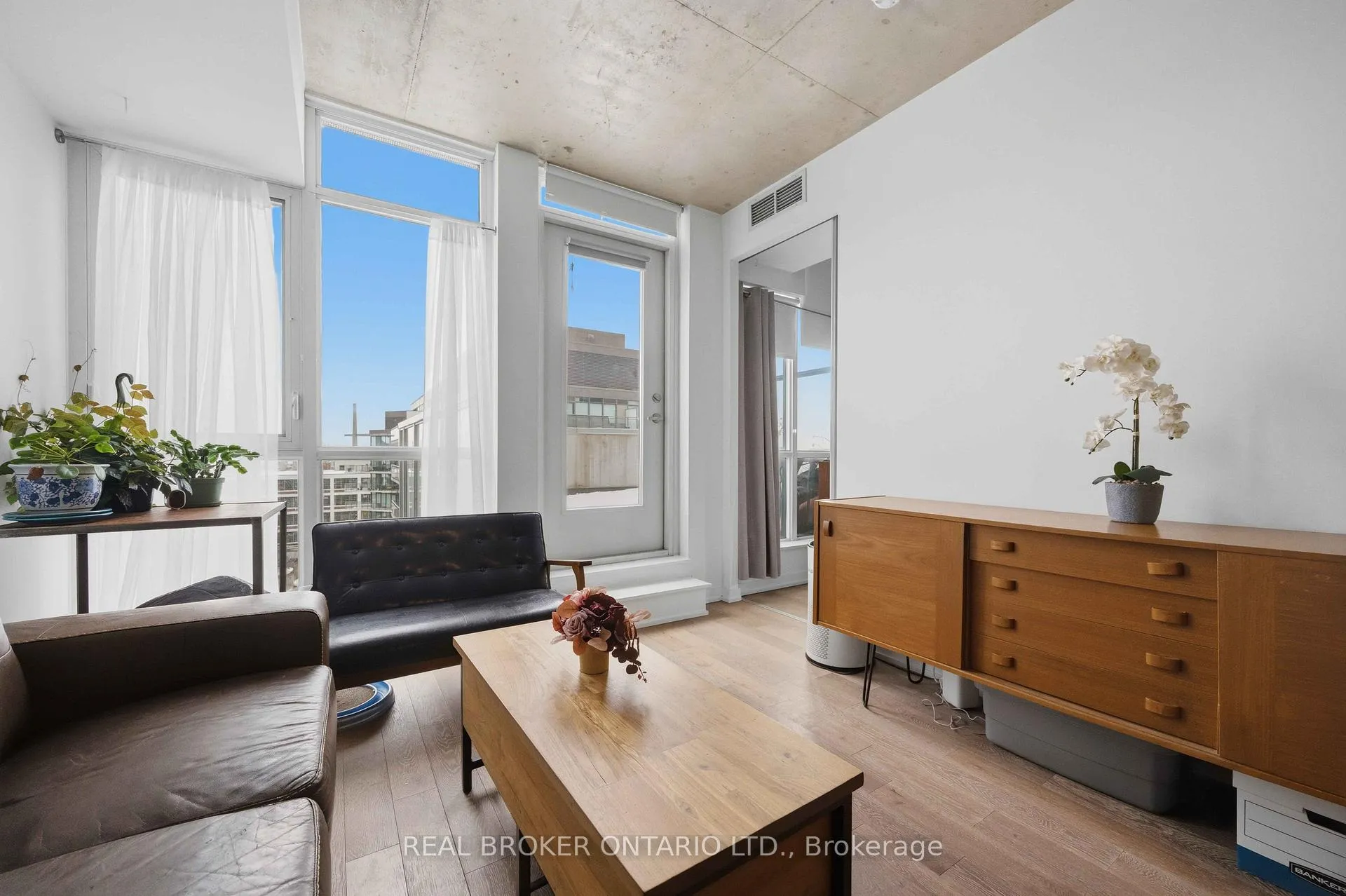 Front of Unit 908, 1190 Dundas Street East E