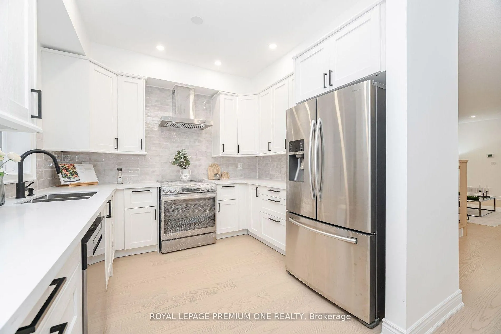 Photo 14 of 224 Hollywood Hill Circle, Vaughan, Vellore Village — HOMEH