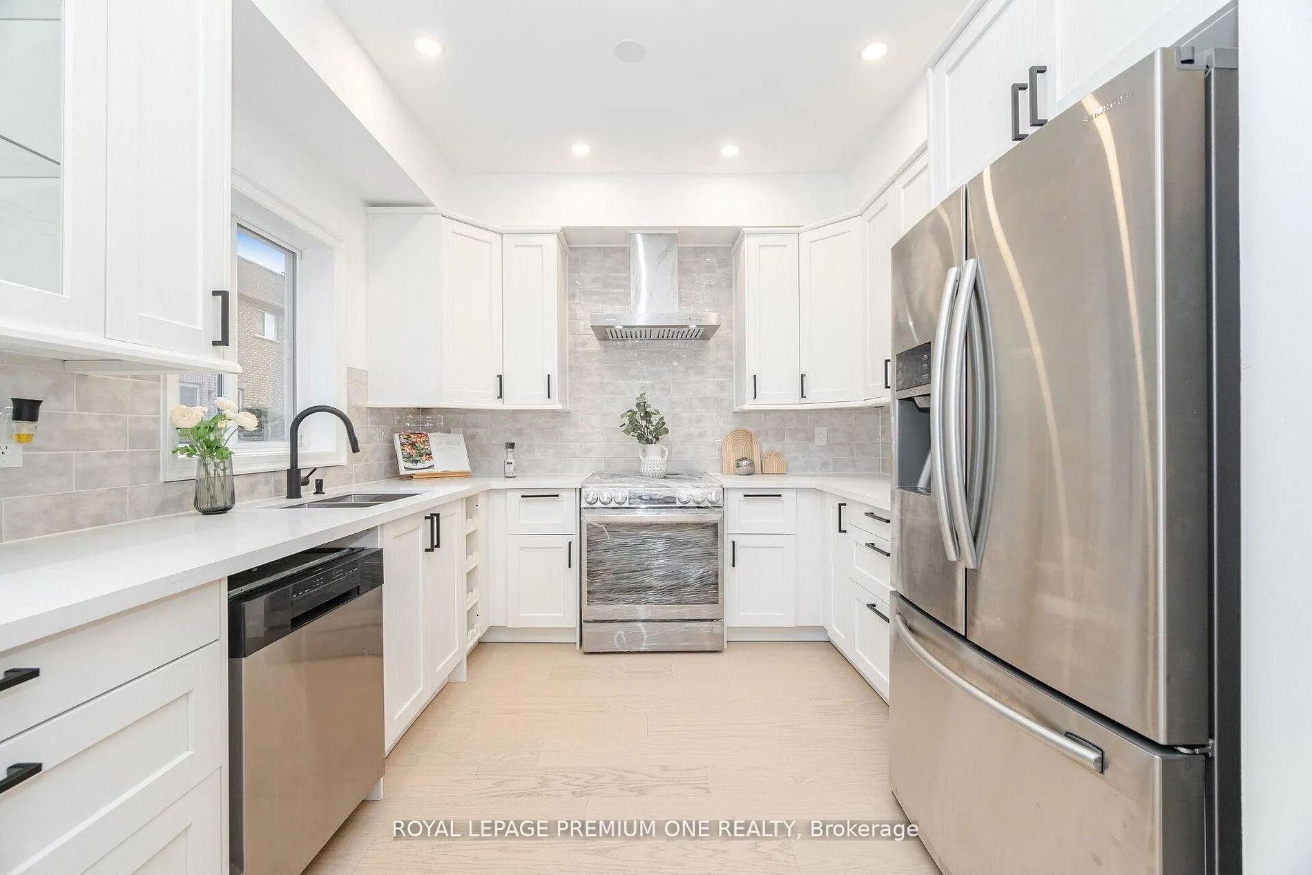 Photo 15 of 224 Hollywood Hill Circle, Vaughan, Vellore Village — HOMEH