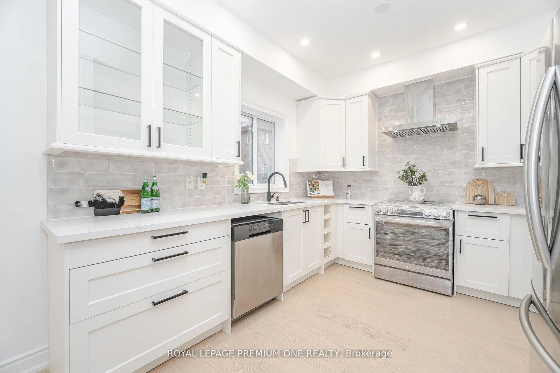 Photo 16 of 224 Hollywood Hill Circle, Vaughan, Vellore Village — HOMEH