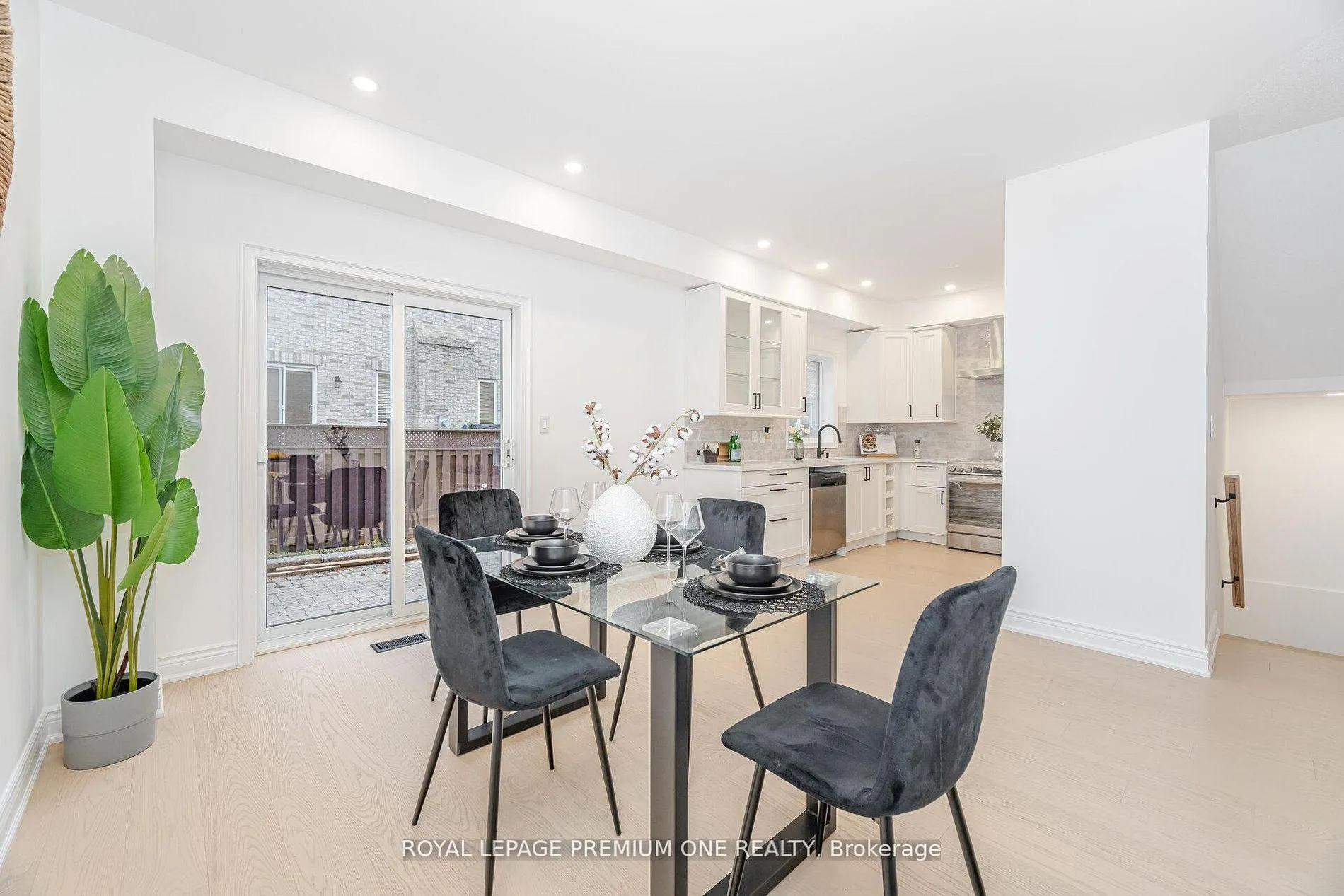 Photo 18 of 224 Hollywood Hill Circle, Vaughan, Vellore Village — HOMEH