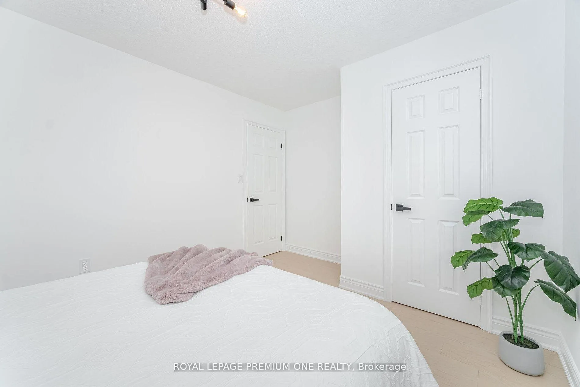 Photo 37 of 224 Hollywood Hill Circle, Vaughan, Vellore Village — HOMEH