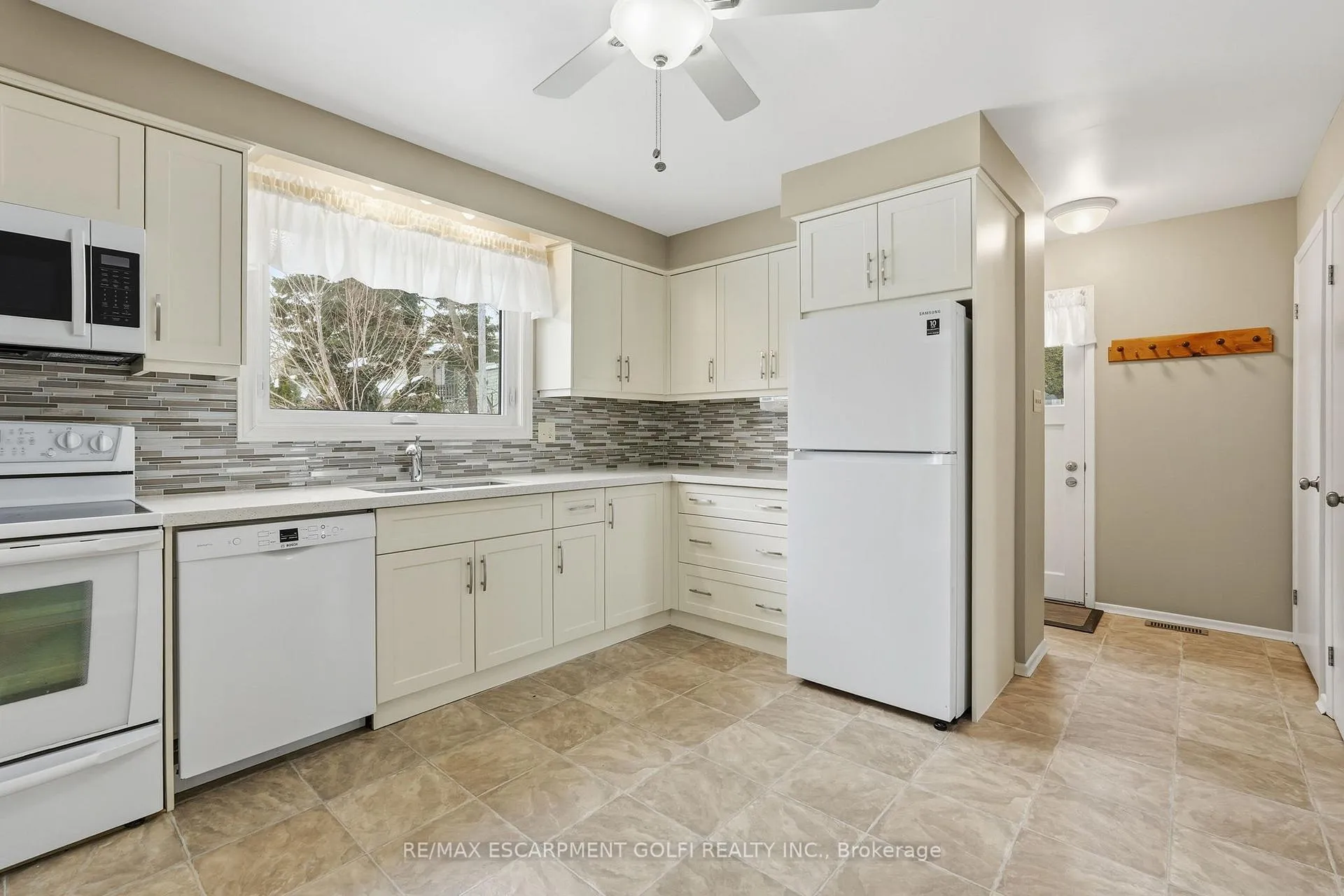 Photo 5 of 8 Sanctuary Drive, Hamilton, Dundas — HOMEH