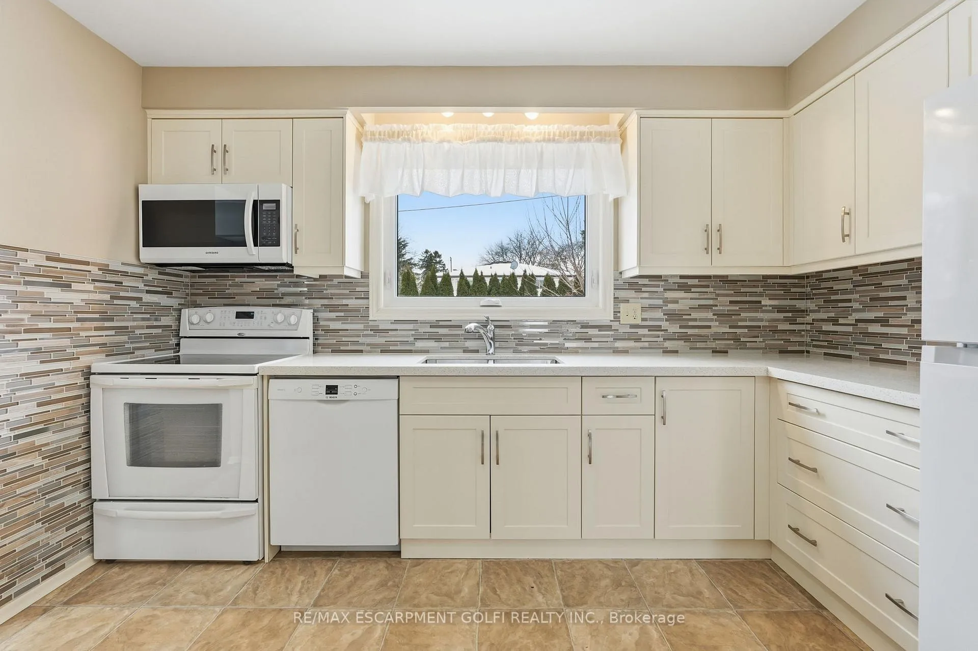 Photo 6 of 8 Sanctuary Drive, Hamilton, Dundas — HOMEH