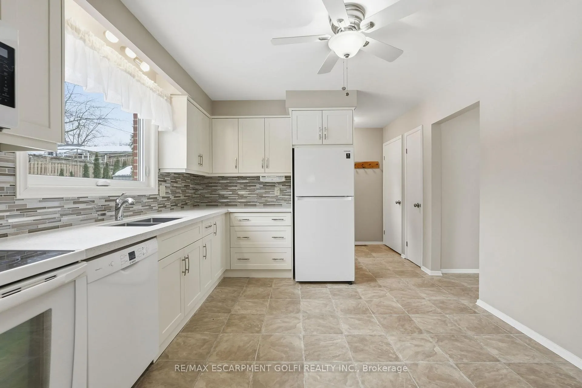 Photo 7 of 8 Sanctuary Drive, Hamilton, Dundas — HOMEH