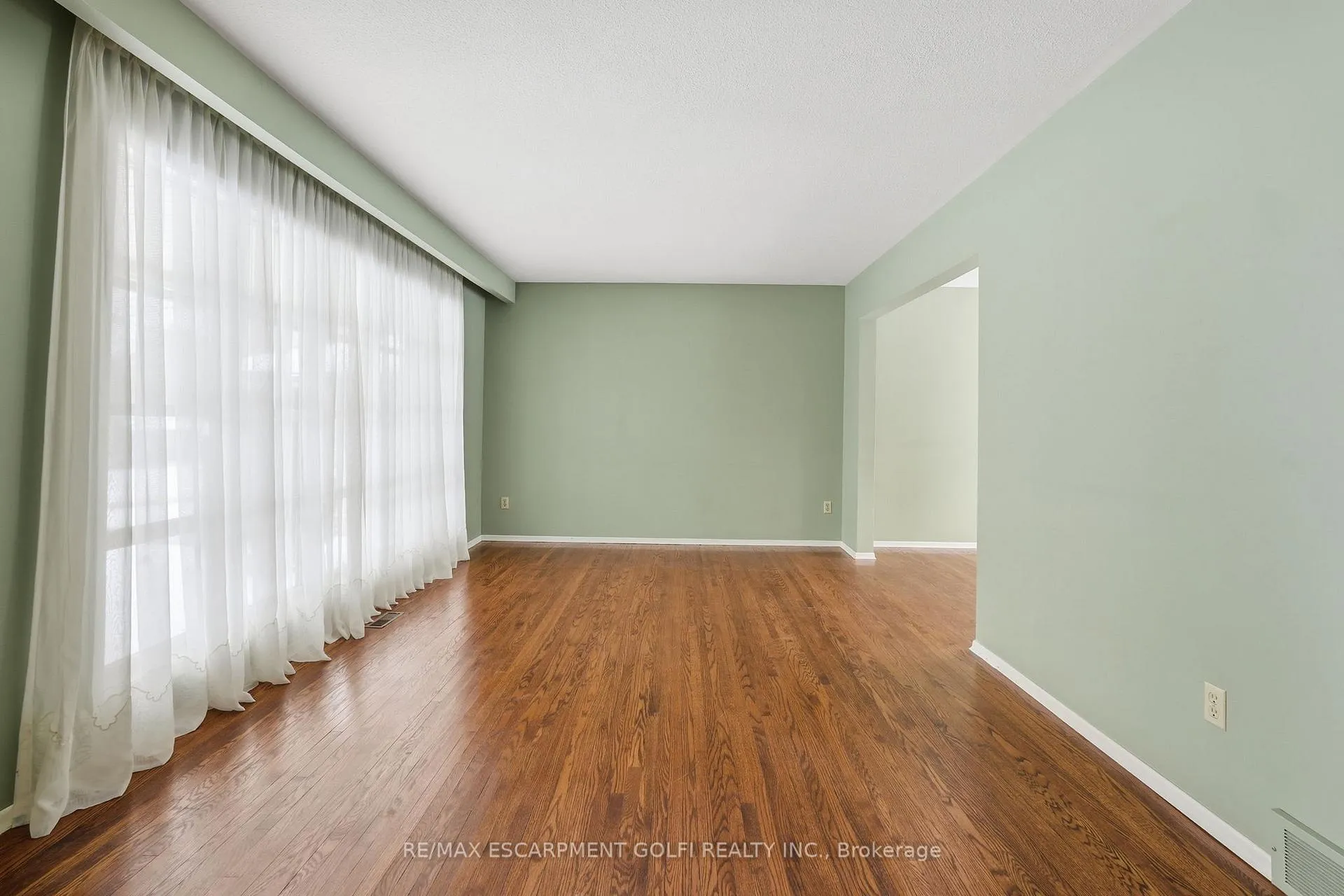 Photo 9 of 8 Sanctuary Drive, Hamilton, Dundas — HOMEH