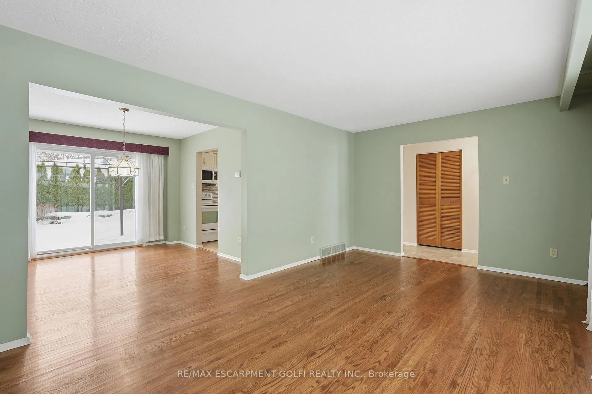 Photo 10 of 8 Sanctuary Drive, Hamilton, Dundas — HOMEH