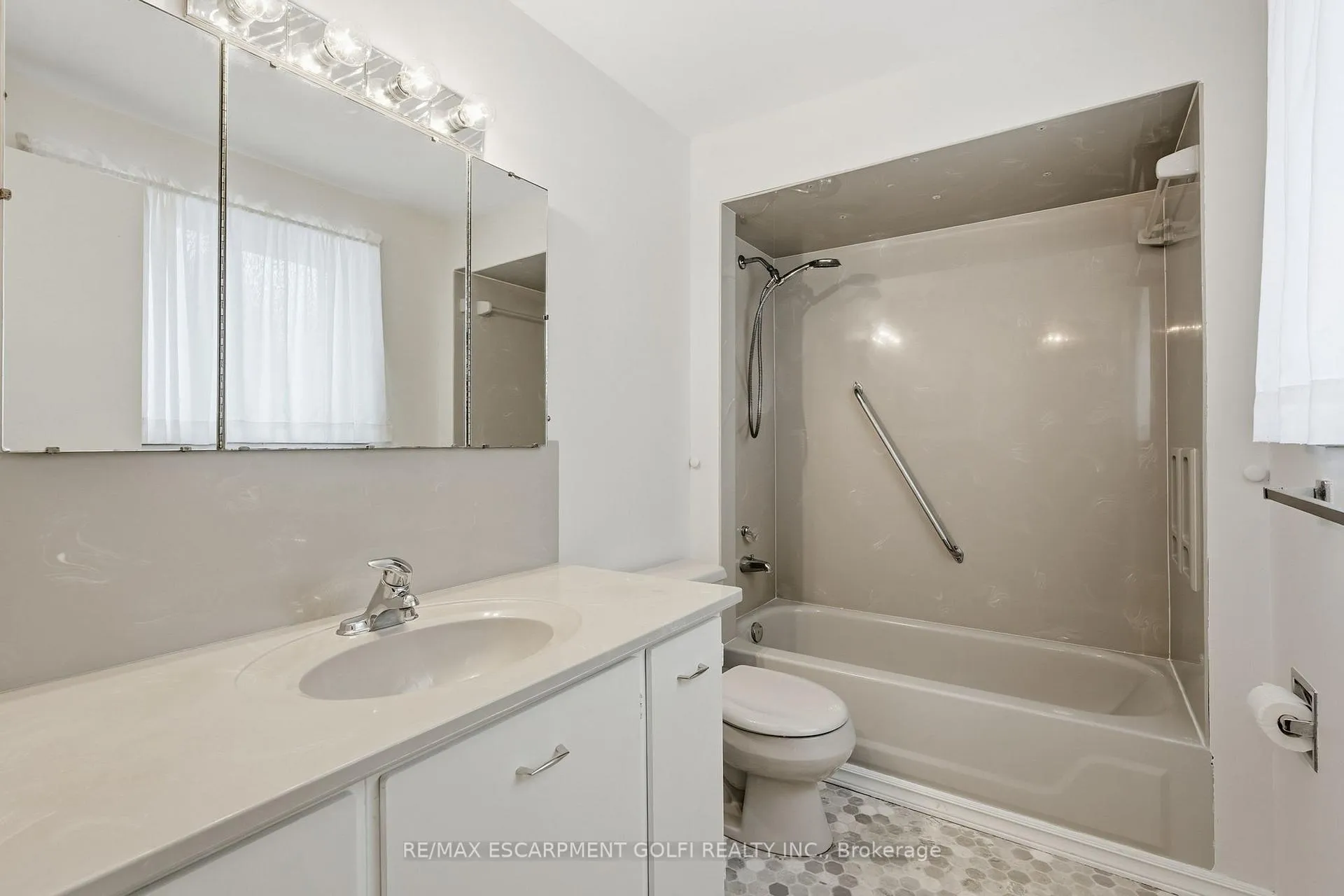 Photo 12 of 8 Sanctuary Drive, Hamilton, Dundas — HOMEH
