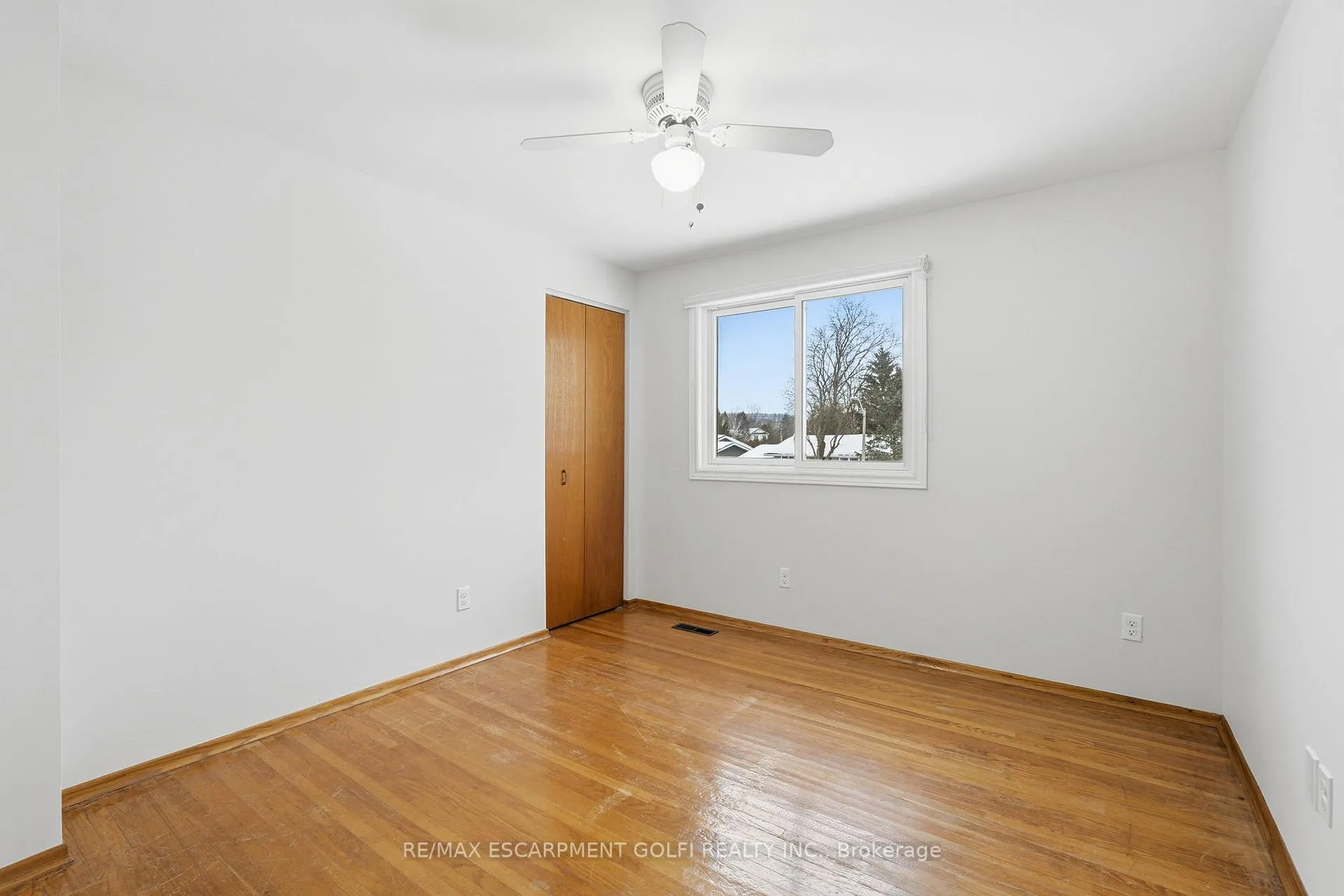 Photo 13 of 8 Sanctuary Drive, Hamilton, Dundas — HOMEH