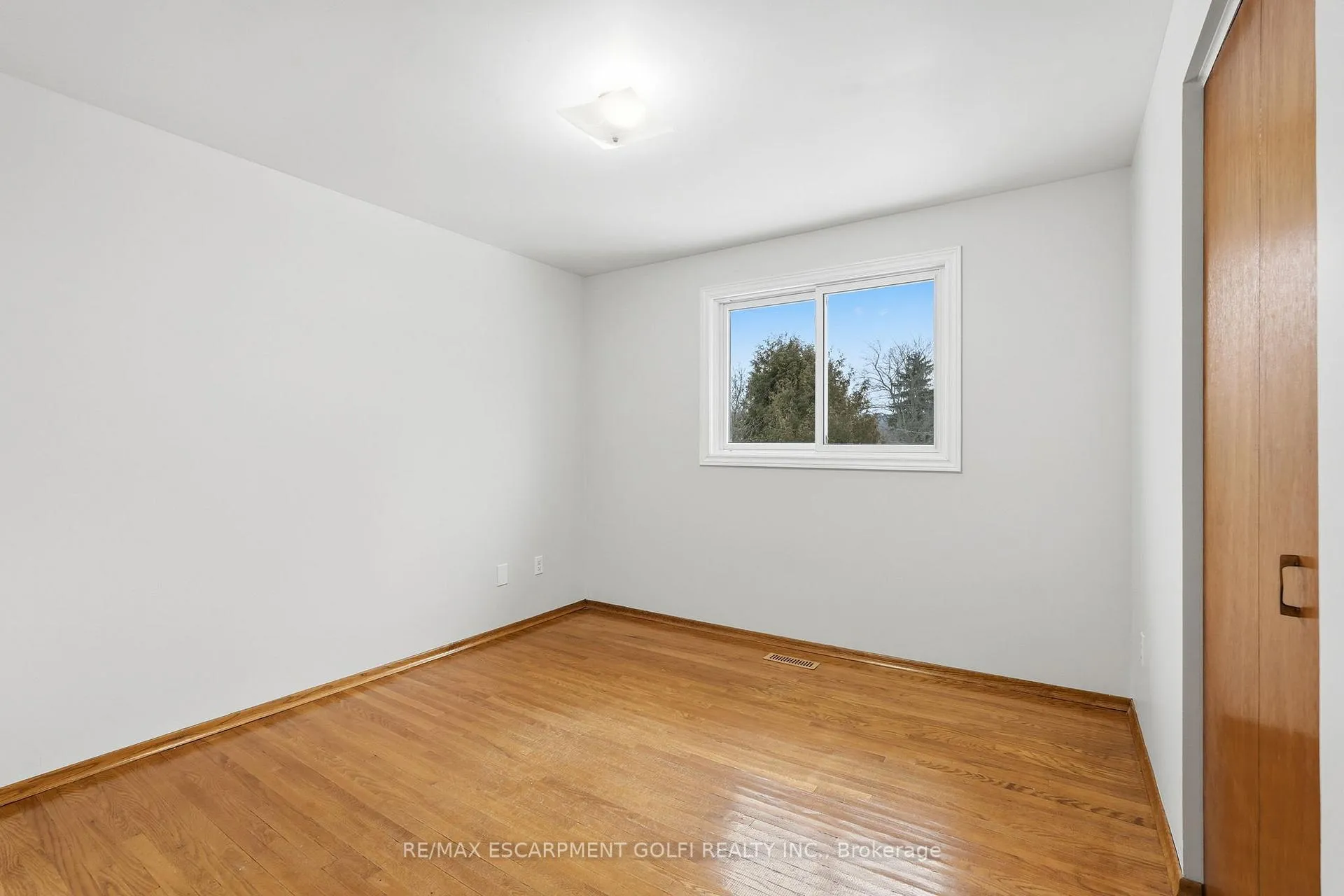 Photo 19 of 8 Sanctuary Drive, Hamilton, Dundas — HOMEH