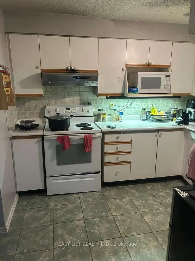 Photo 6 of Unit 910, 61 Markbrook Lane, Etobicoke, Mount Olive-Silverstone-Jamestown — HOMEH