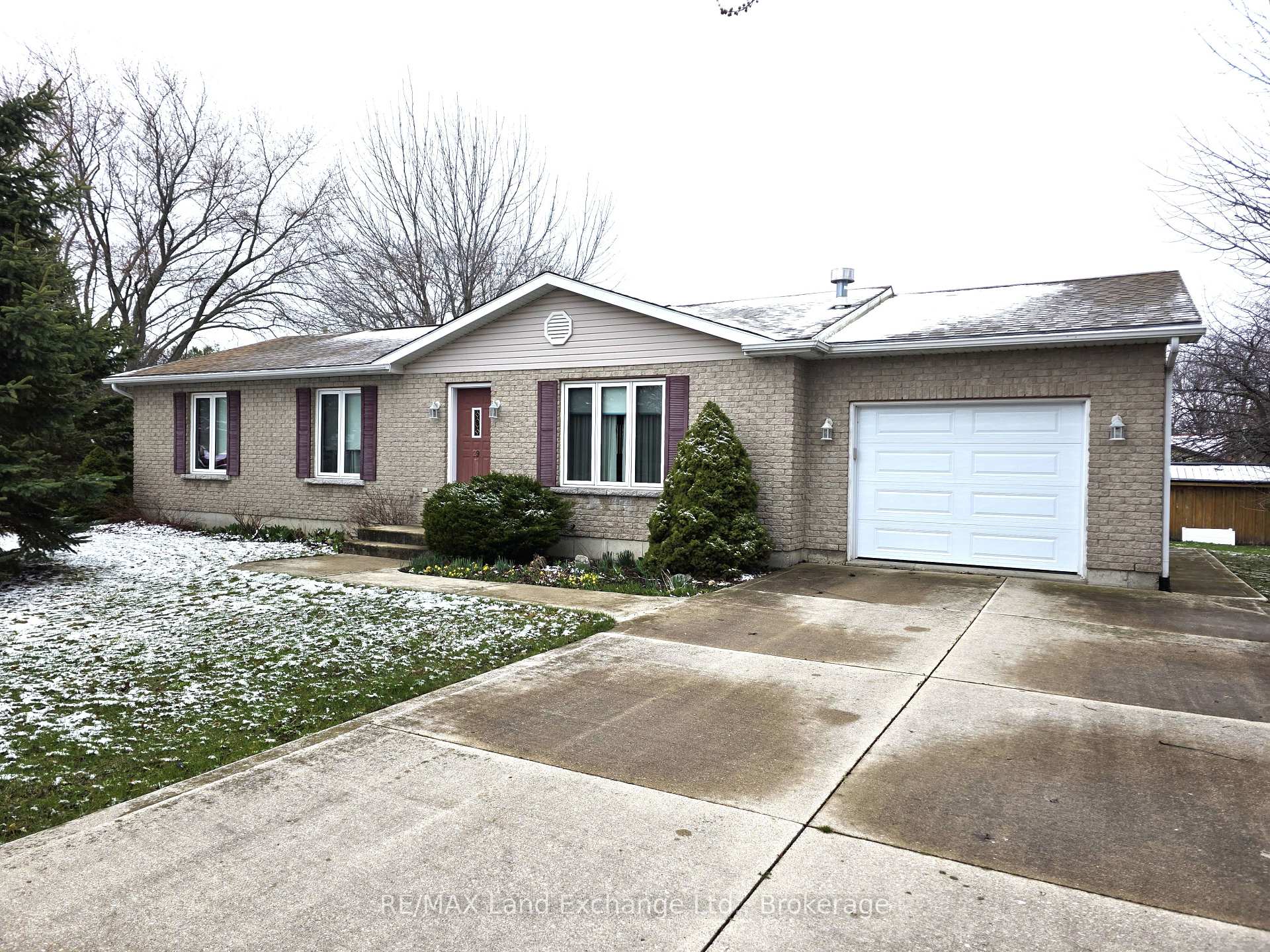Photo 2 of 29 Memorial Park Drive, Kincardine — HOMEH
