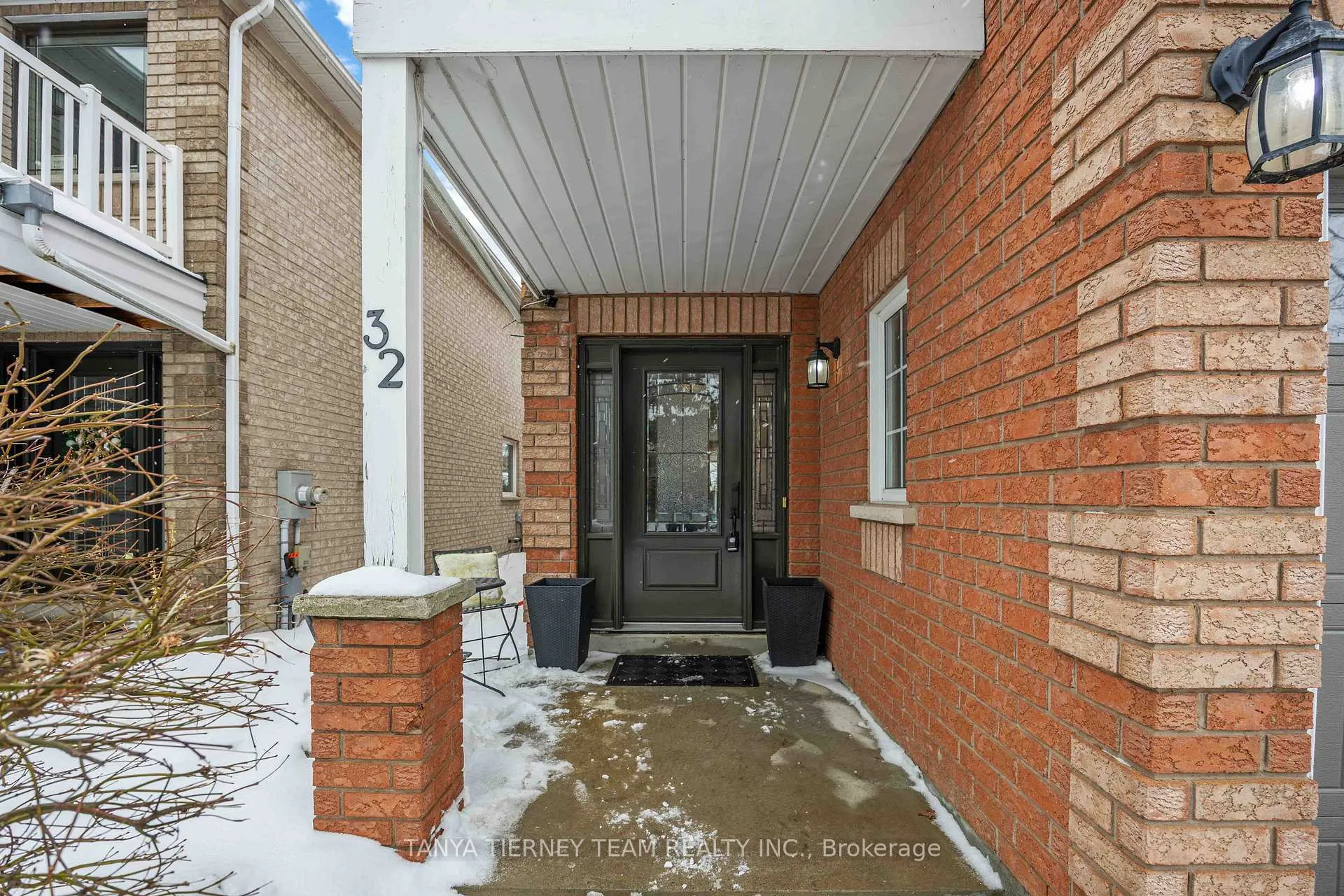 Photo 3 of 32 Four Winds Drive, Whitby, Port Whitby — HOMEH