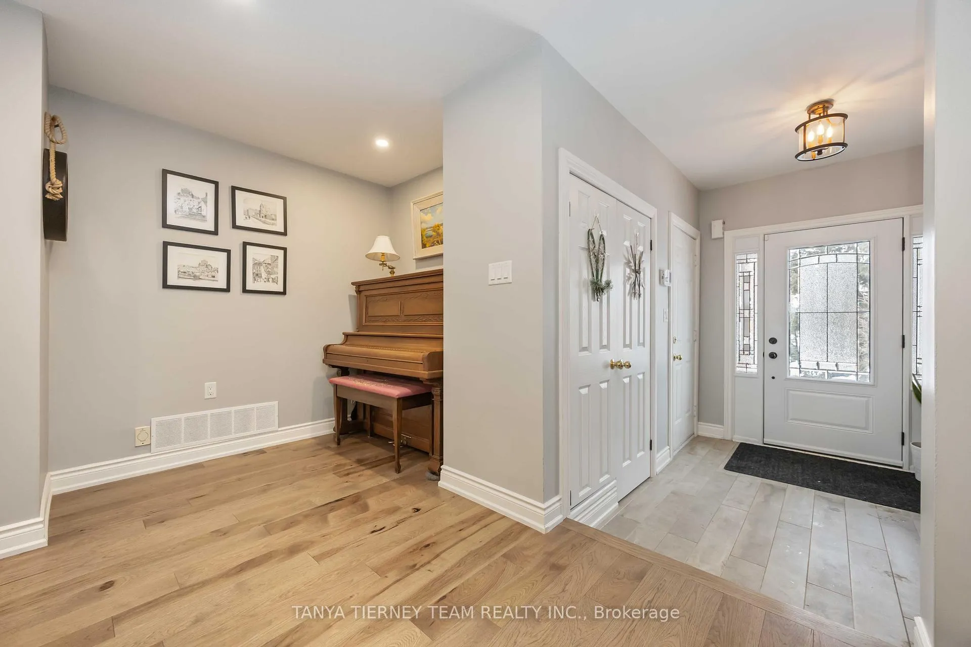 Photo 5 of 32 Four Winds Drive, Whitby, Port Whitby — HOMEH