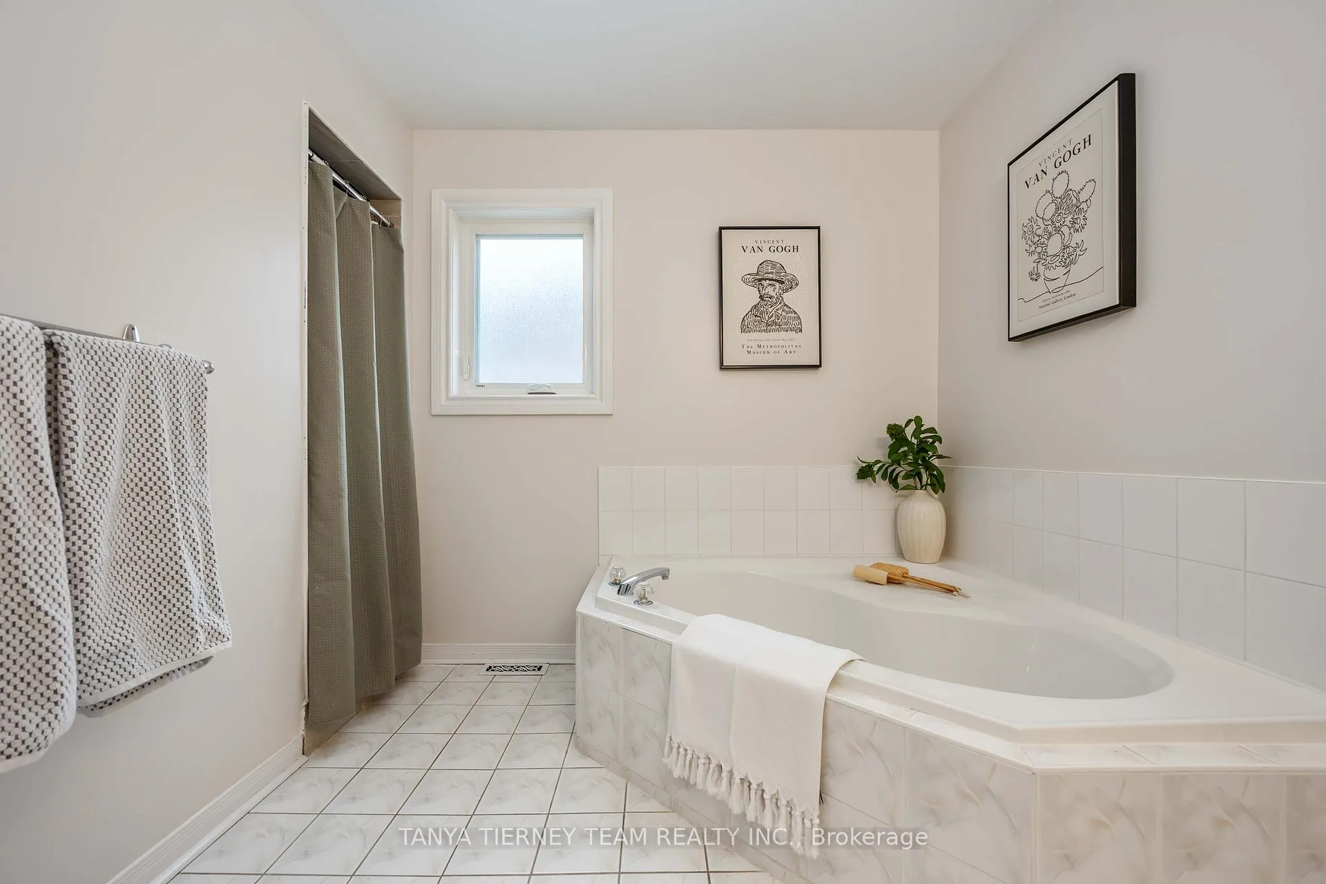 Photo 31 of 32 Four Winds Drive, Whitby, Port Whitby — HOMEH