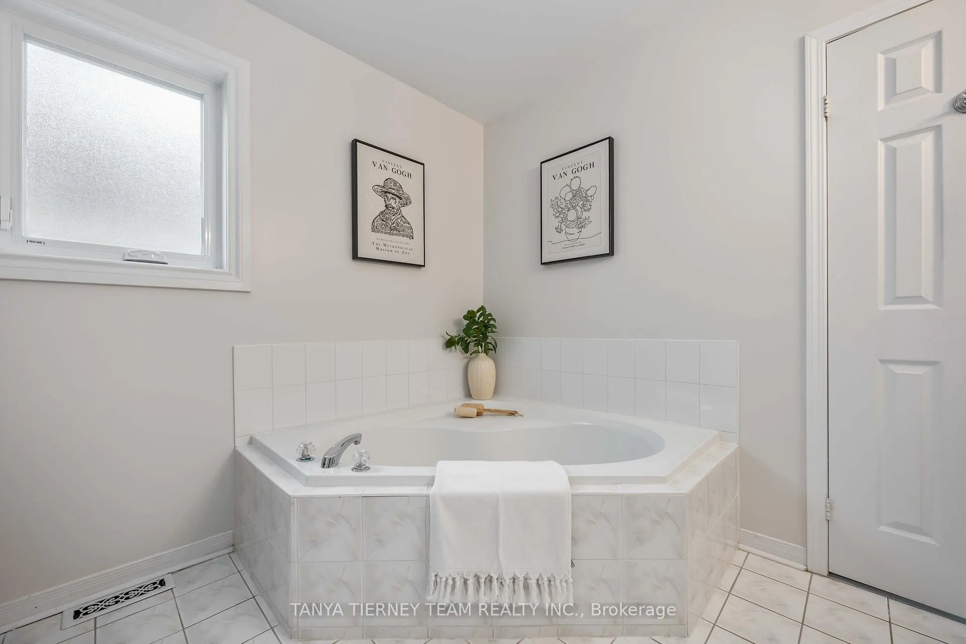 Photo 33 of 32 Four Winds Drive, Whitby, Port Whitby — HOMEH