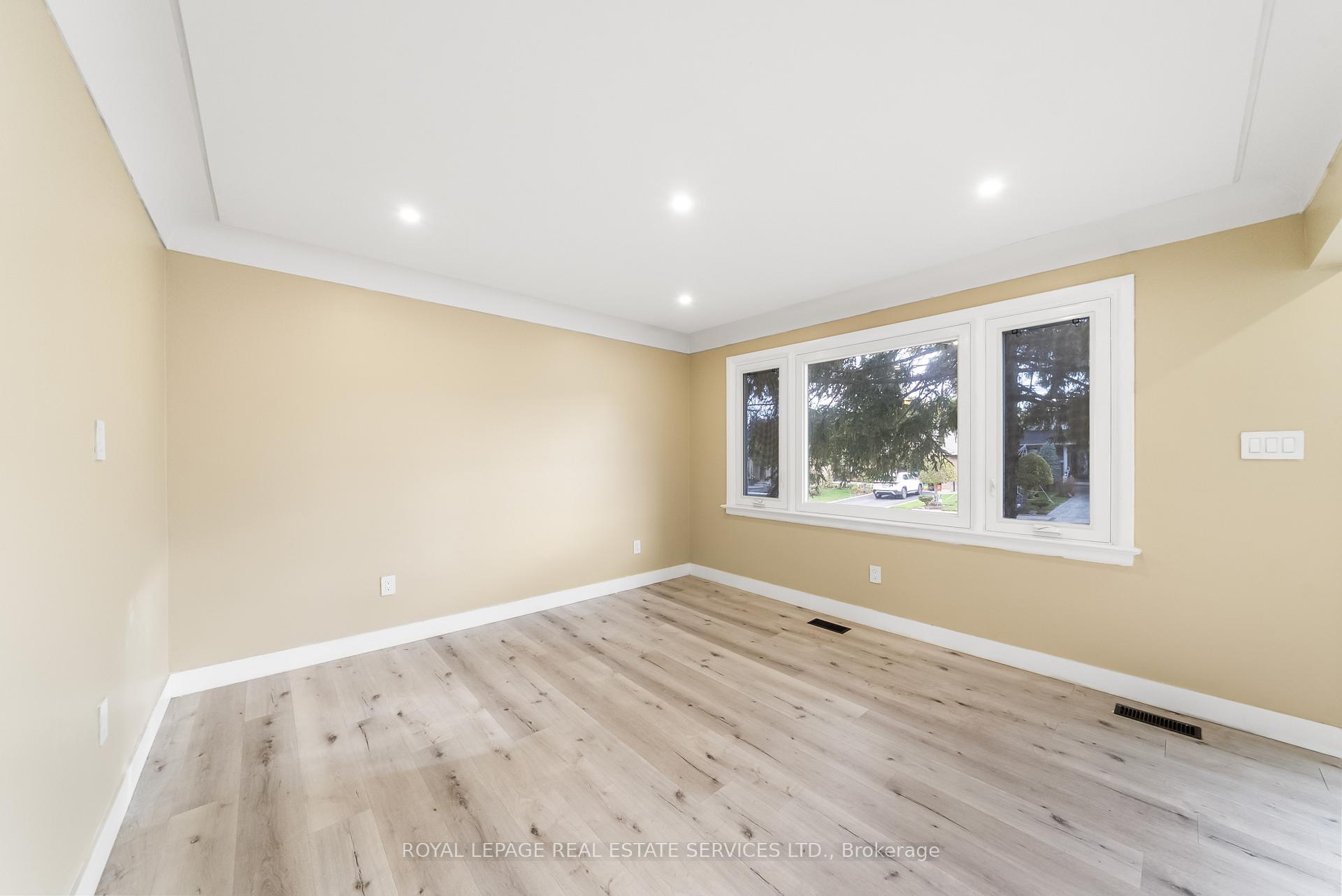 Photo 3 of 260 West 16th Street, Hamilton, Buchanan — HOMEH