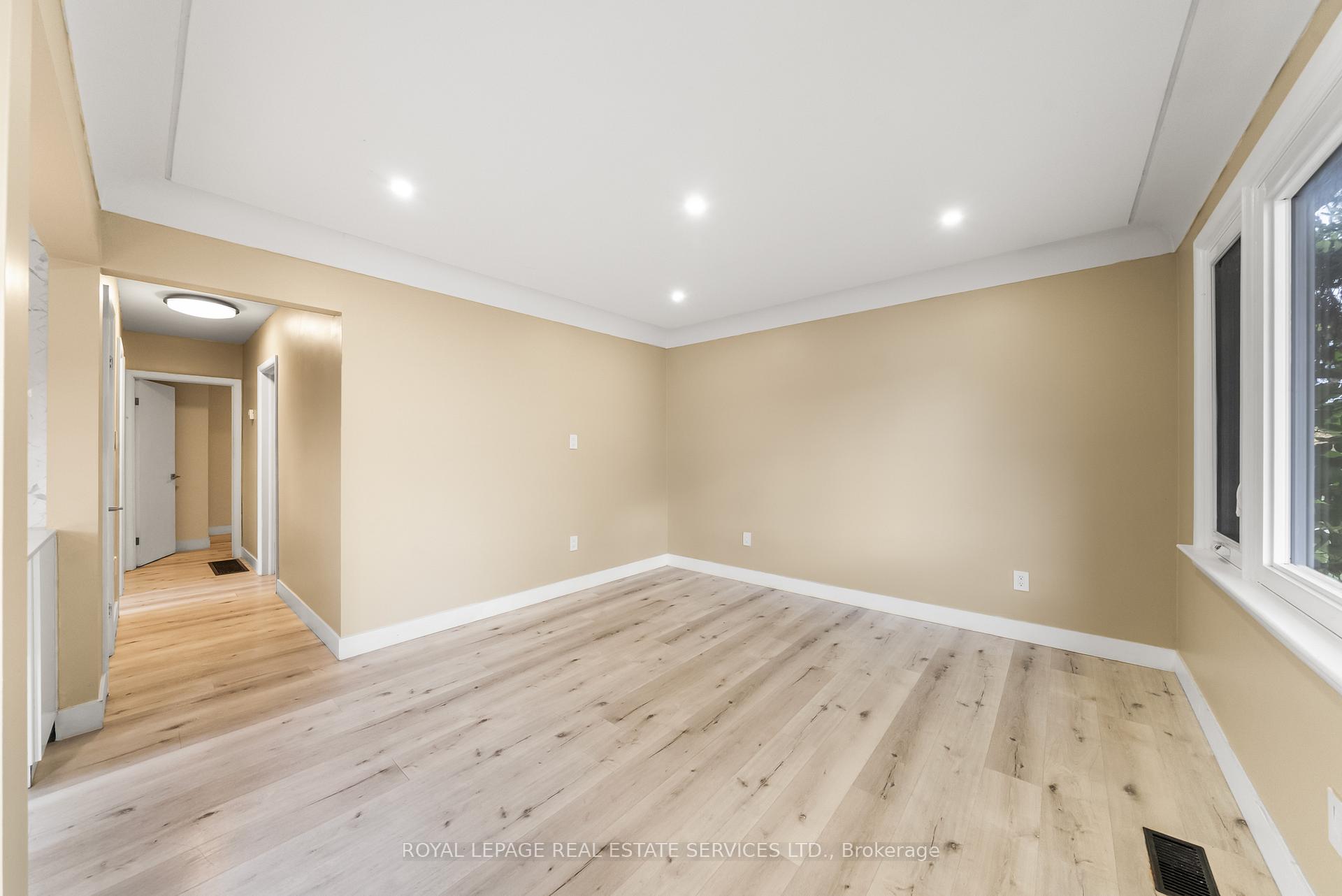 Photo 4 of 260 West 16th Street, Hamilton, Buchanan — HOMEH