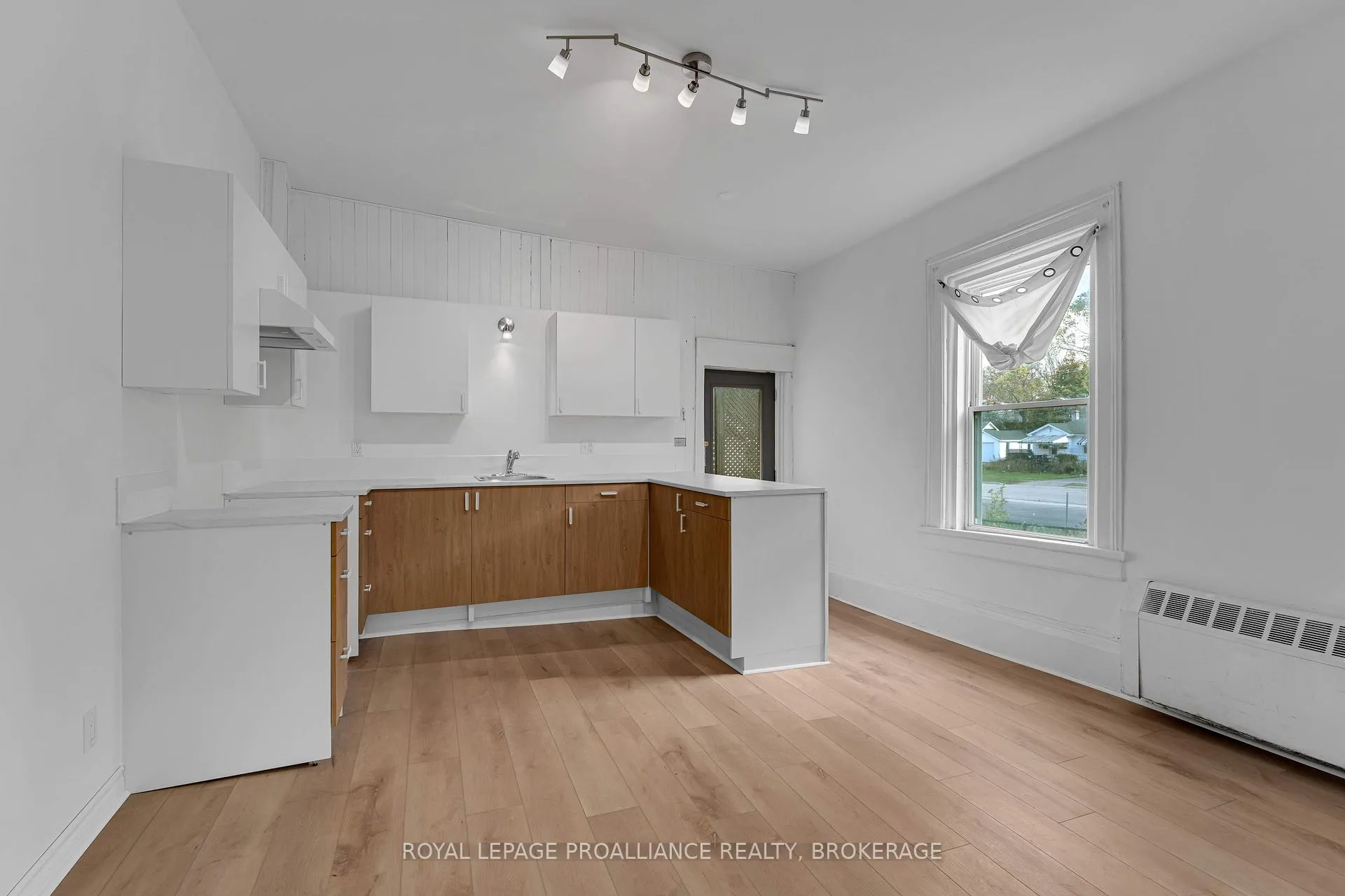 Photo 18 of 430 King Street W, Gananoque — HOMEH