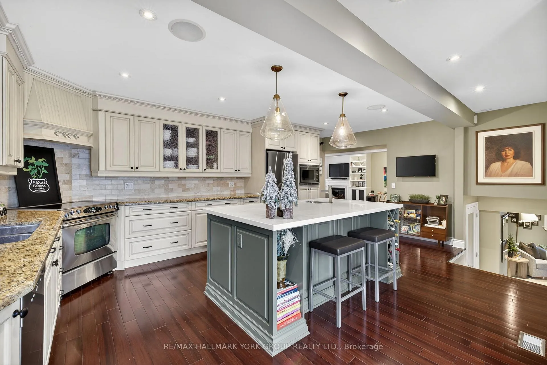 Photo 6 of 82 Fairway Drive, Aurora, Aurora Highlands — HOMEH