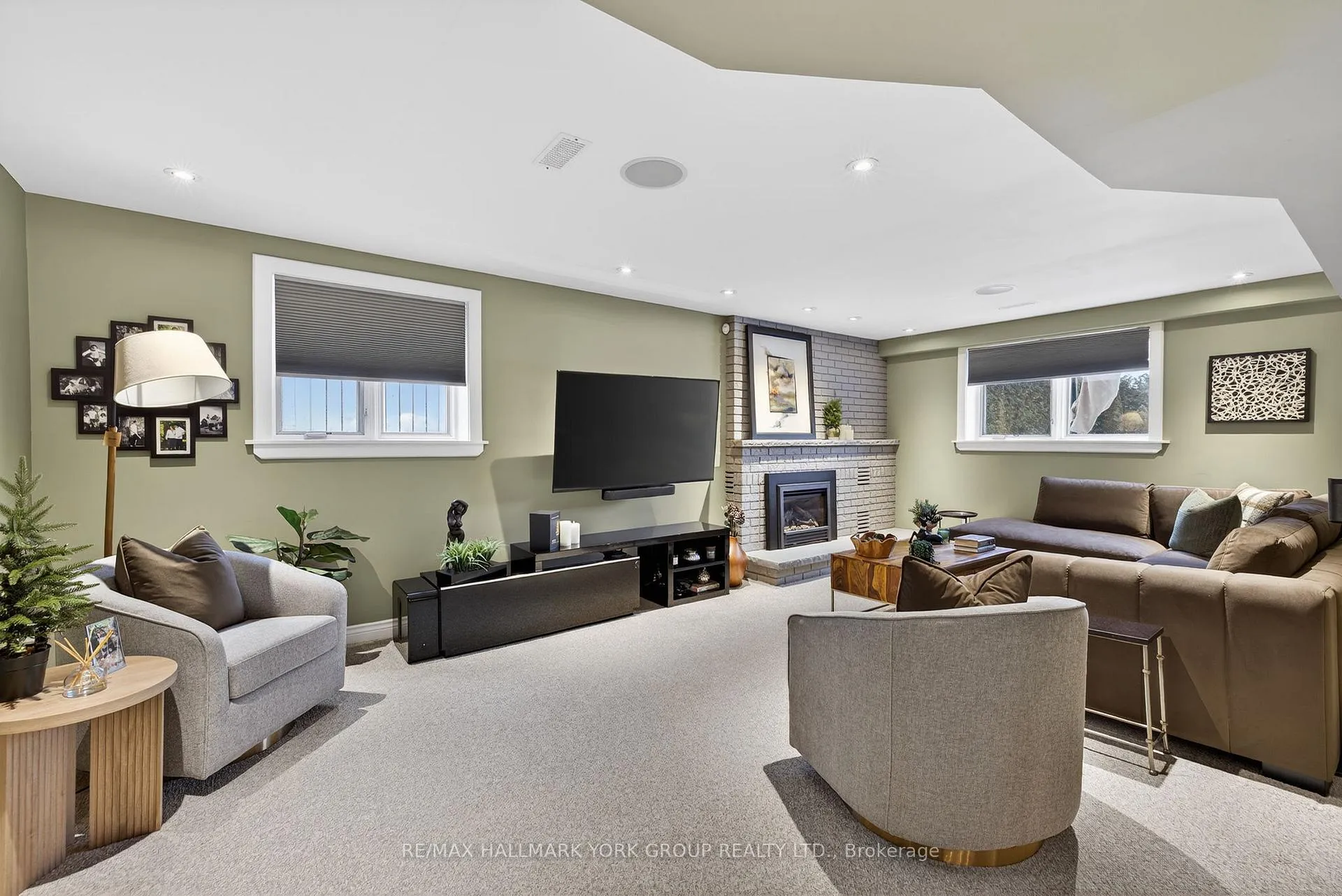 Photo 10 of 82 Fairway Drive, Aurora, Aurora Highlands — HOMEH