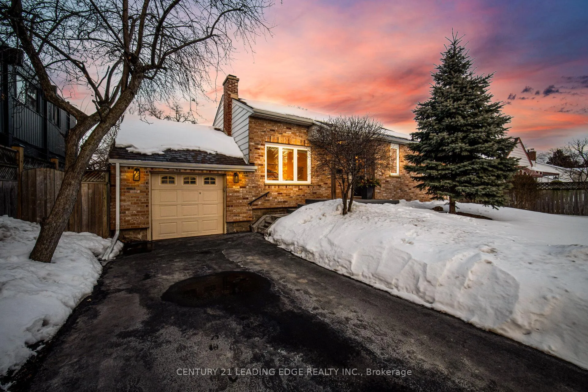 Photo 2 of 979 Kingsway Drive, Burlington, LaSalle — HOMEH
