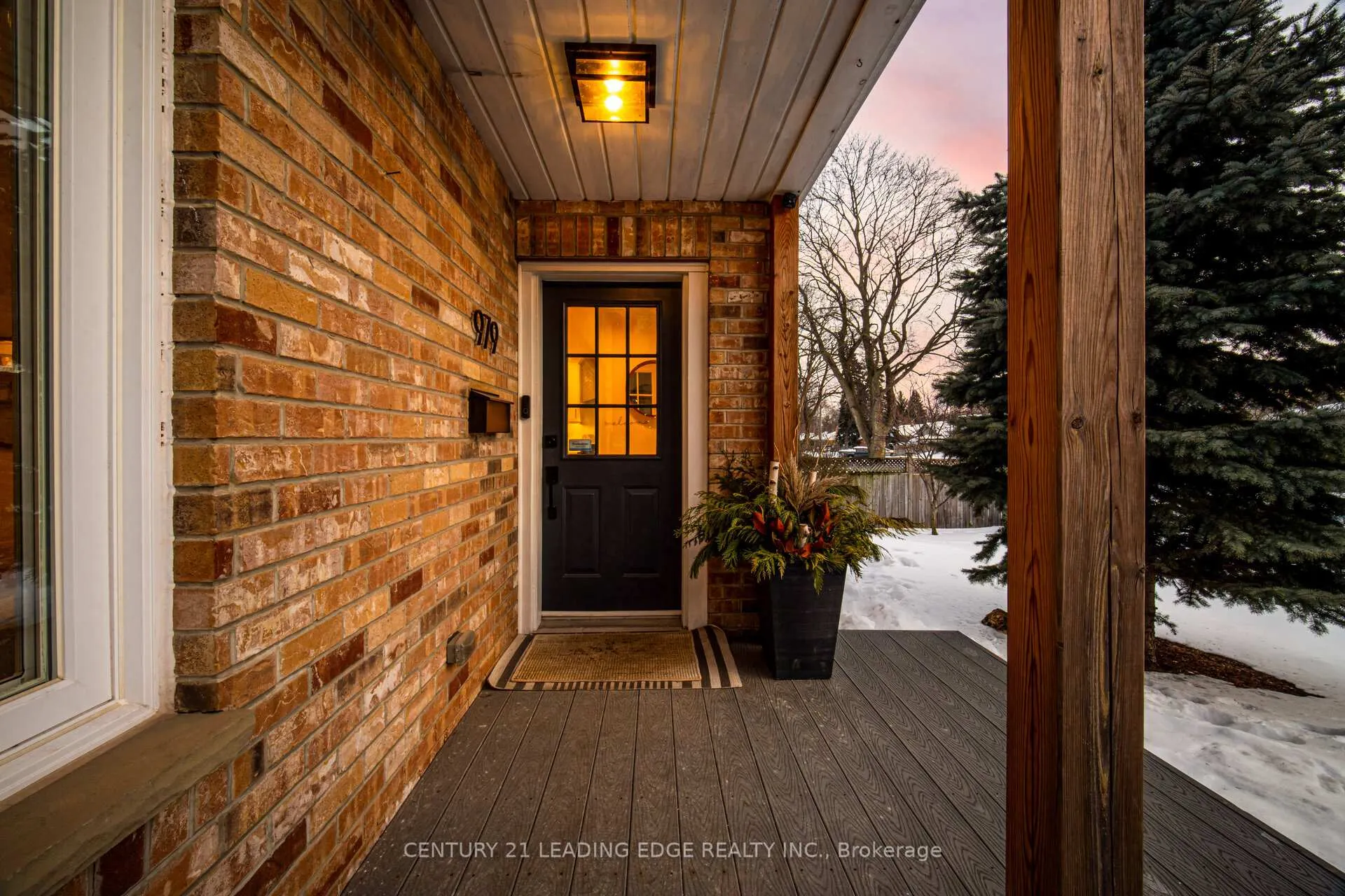 Photo 3 of 979 Kingsway Drive, Burlington, LaSalle — HOMEH