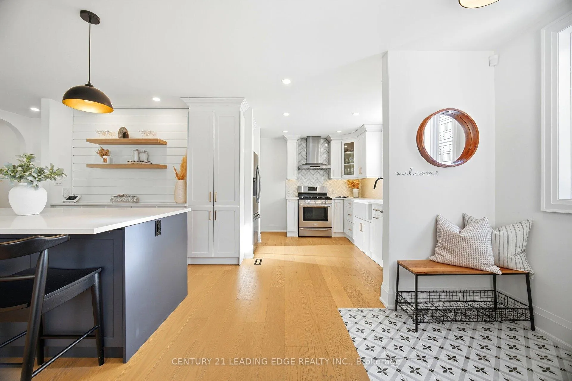 Photo 5 of 979 Kingsway Drive, Burlington, LaSalle — HOMEH