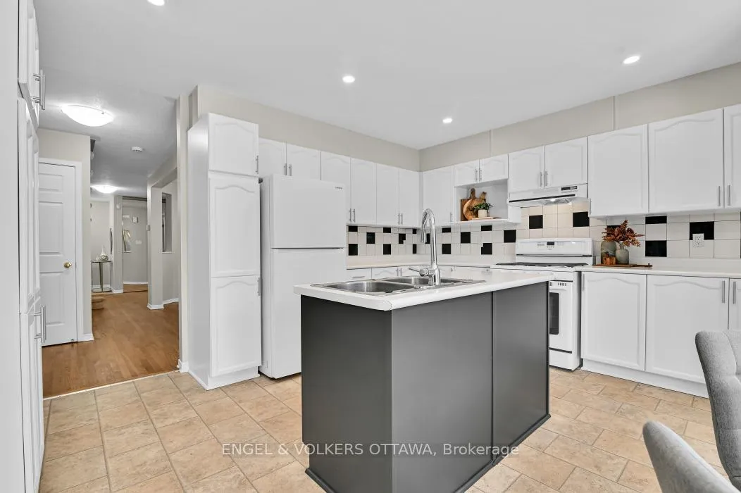 Photo 8 of 123 Longshire Circle, Ottawa, Barrhaven - Longfields — HOMEH