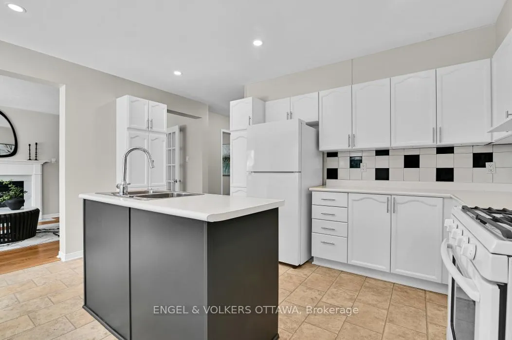 Photo 9 of 123 Longshire Circle, Ottawa, Barrhaven - Longfields — HOMEH
