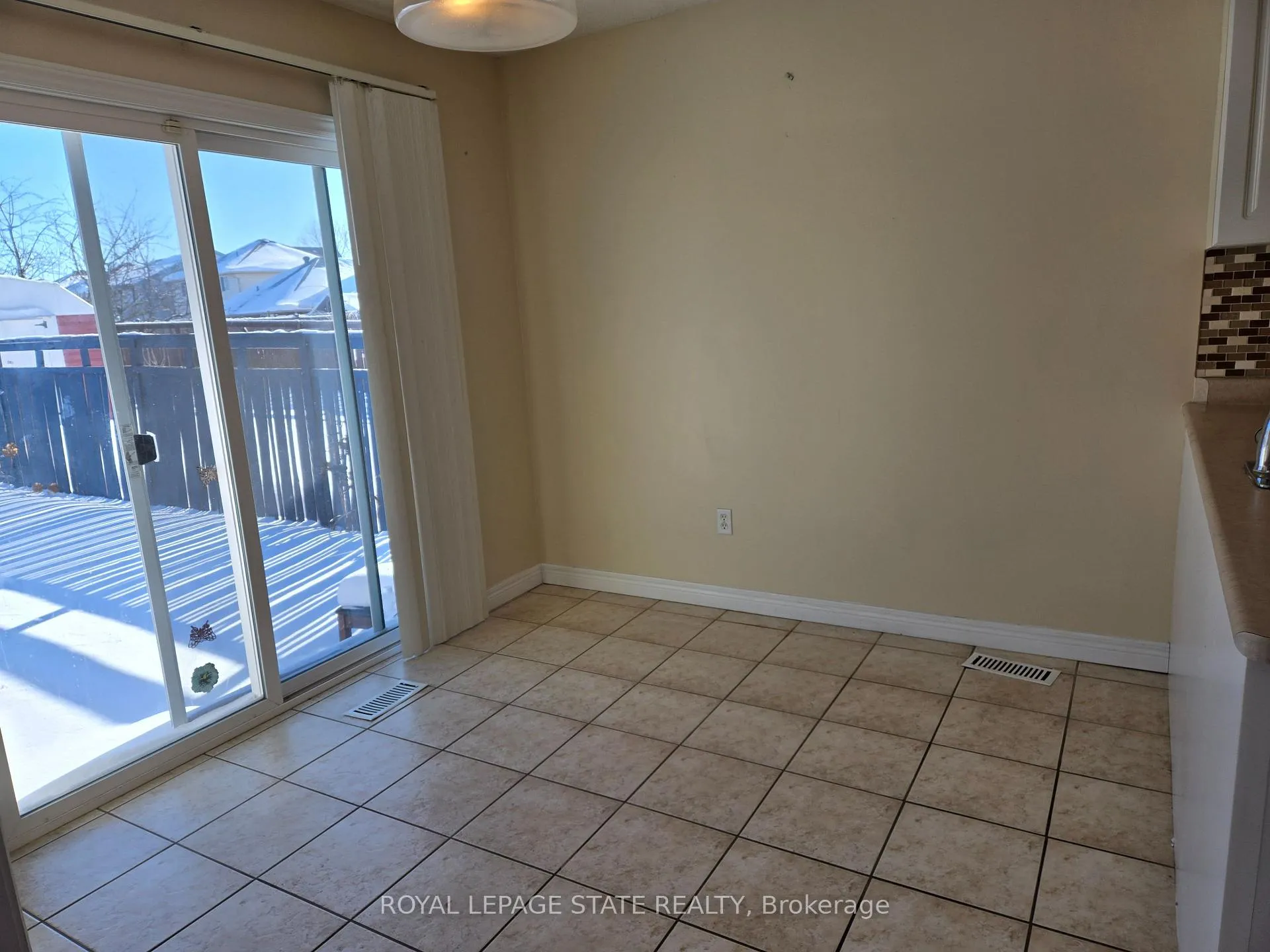 Photo 5 of 168 Whittaker Crescent, Waterloo — HOMEH