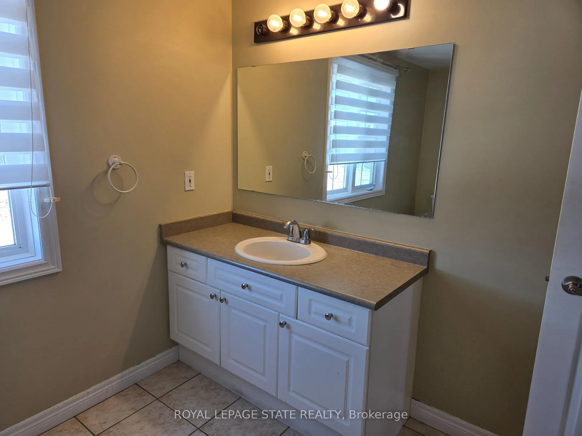 Photo 10 of 168 Whittaker Crescent, Waterloo — HOMEH