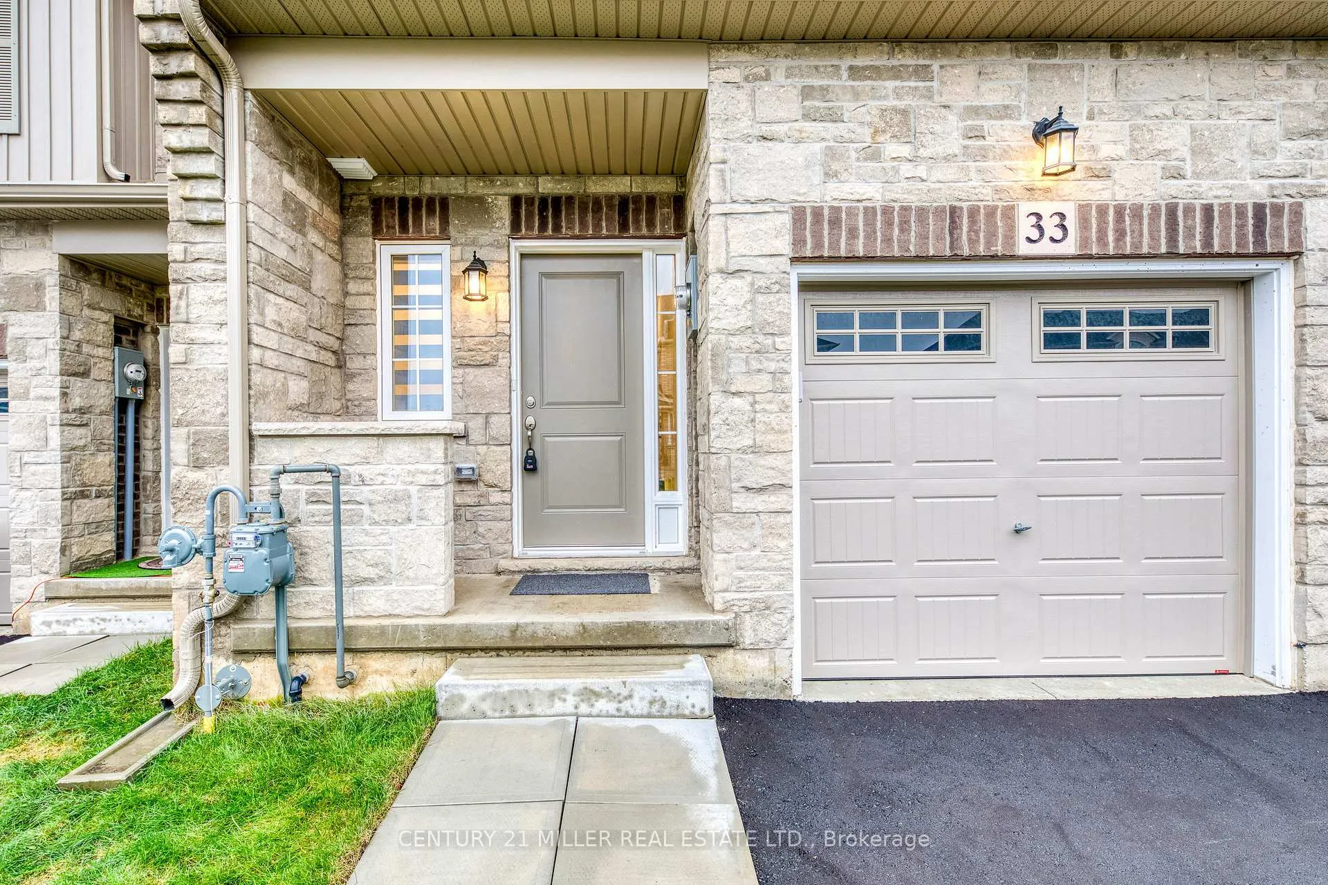 Photo 2 of 33 Beasley Grove, Hamilton, Ancaster — HOMEH