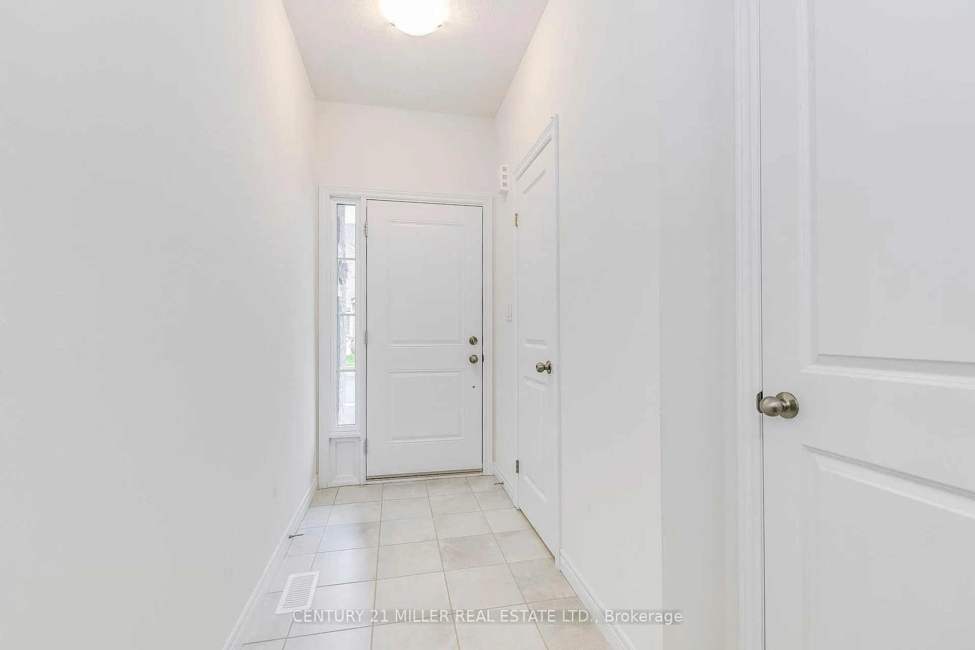 Photo 3 of 33 Beasley Grove, Hamilton, Ancaster — HOMEH