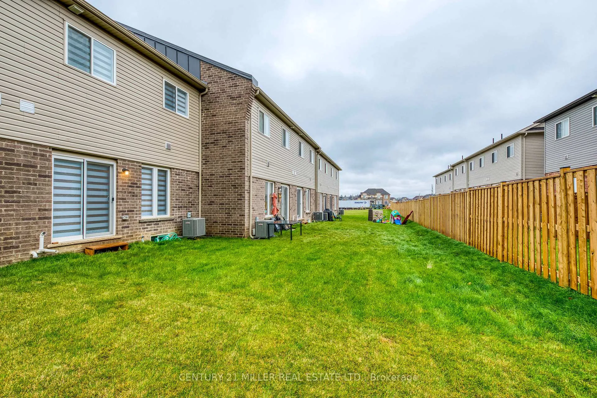 Photo 37 of 33 Beasley Grove, Hamilton, Ancaster — HOMEH