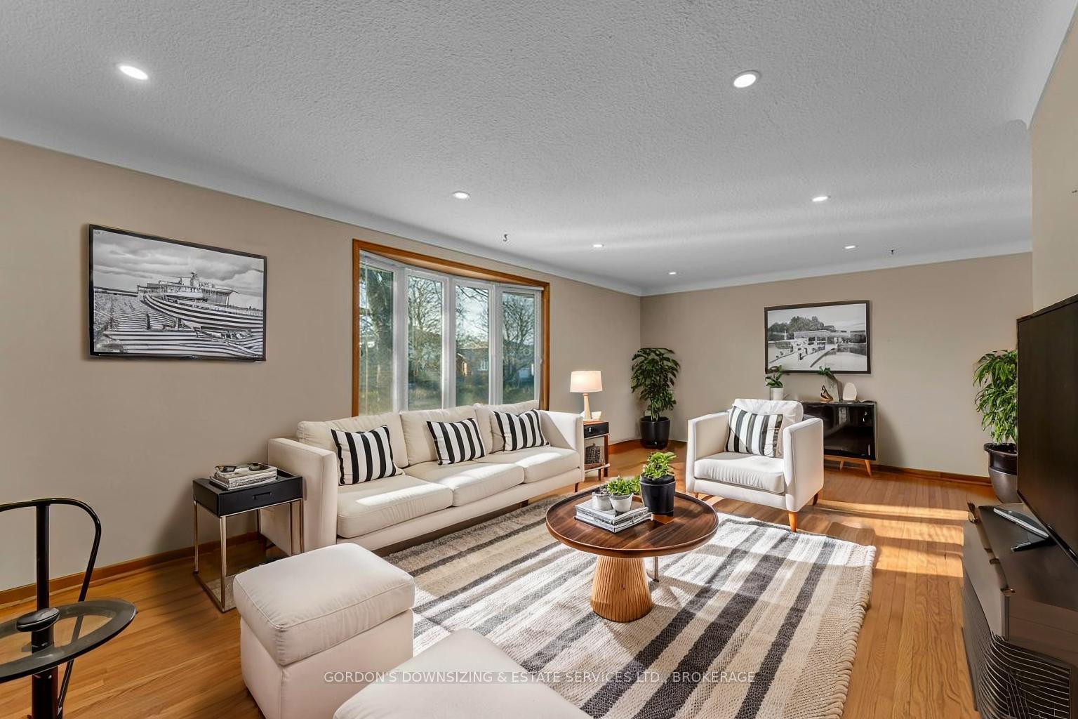 Photo 5 of 987 Mayfair Crescent, Kingston, South of Taylor-Kidd Blvd — HOMEH