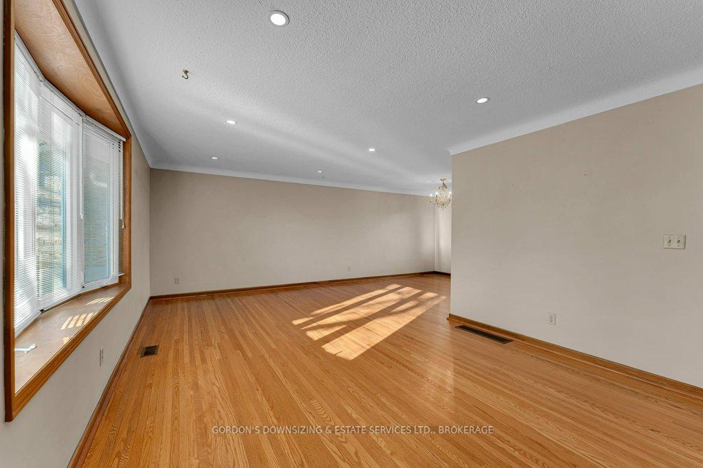 Photo 6 of 987 Mayfair Crescent, Kingston, South of Taylor-Kidd Blvd — HOMEH