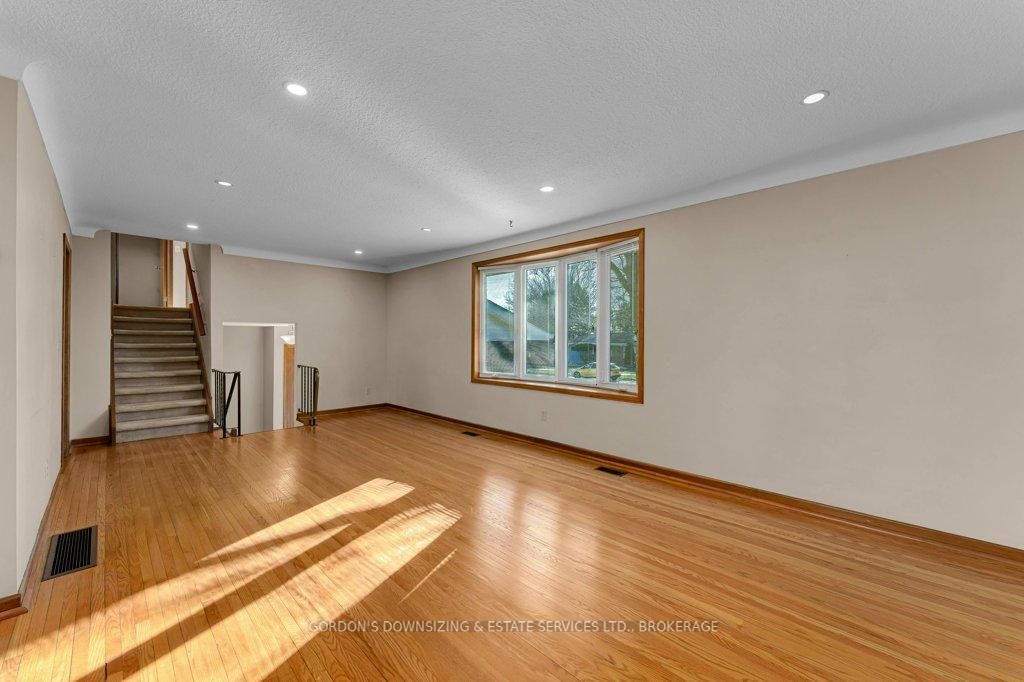 Photo 10 of 987 Mayfair Crescent, Kingston, South of Taylor-Kidd Blvd — HOMEH